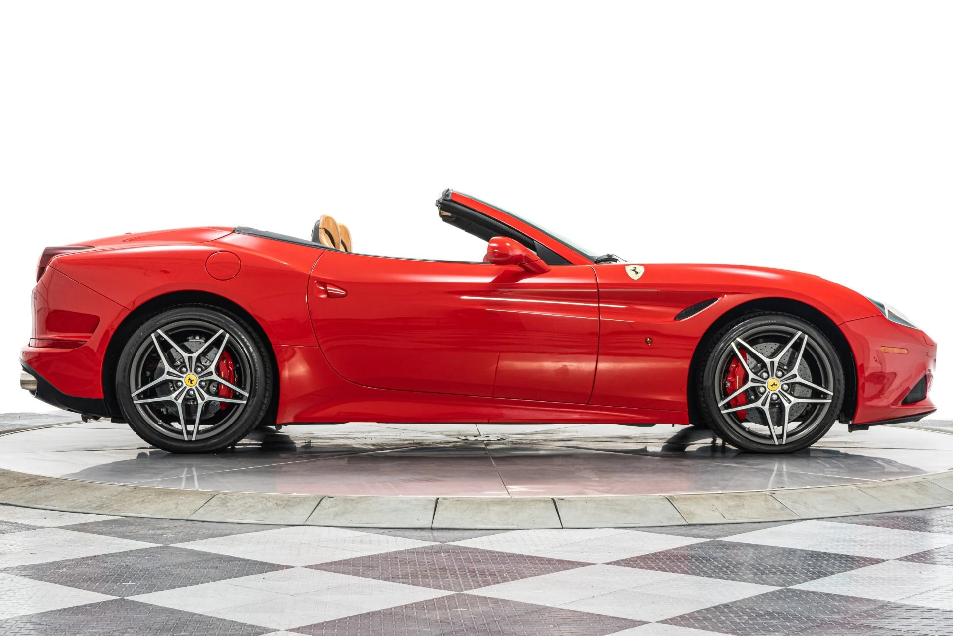 mph037_2269283484_Used_2016_Ferrari_California_T_Diamond_Turned_Wheels_Carbon_Leather_Steering_Wheel_w_LE_Ds_1775075776_e6a487663d