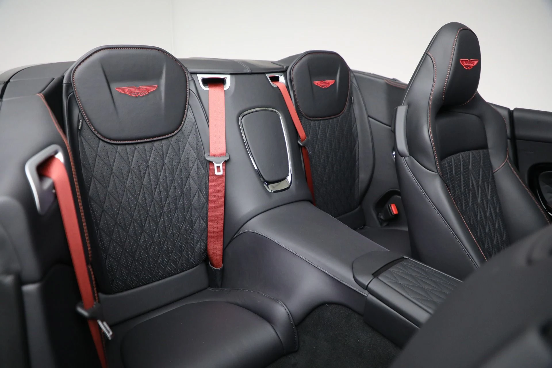 mph037_2284575165_New_2025_Aston_Martin_DB_12_Volante_e25c77b2b0