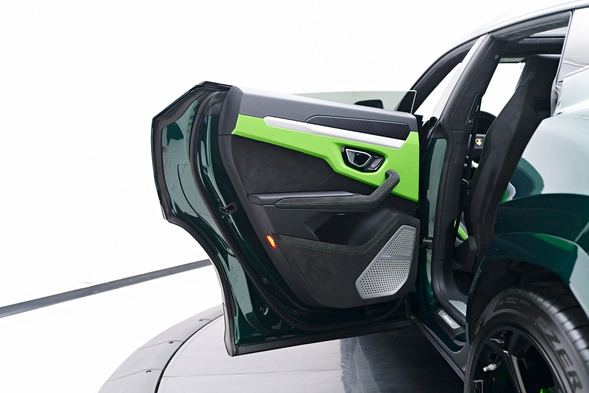 mph037_2294169161_Used_2024_Lamborghini_Urus_S_1749338365_12e876d282