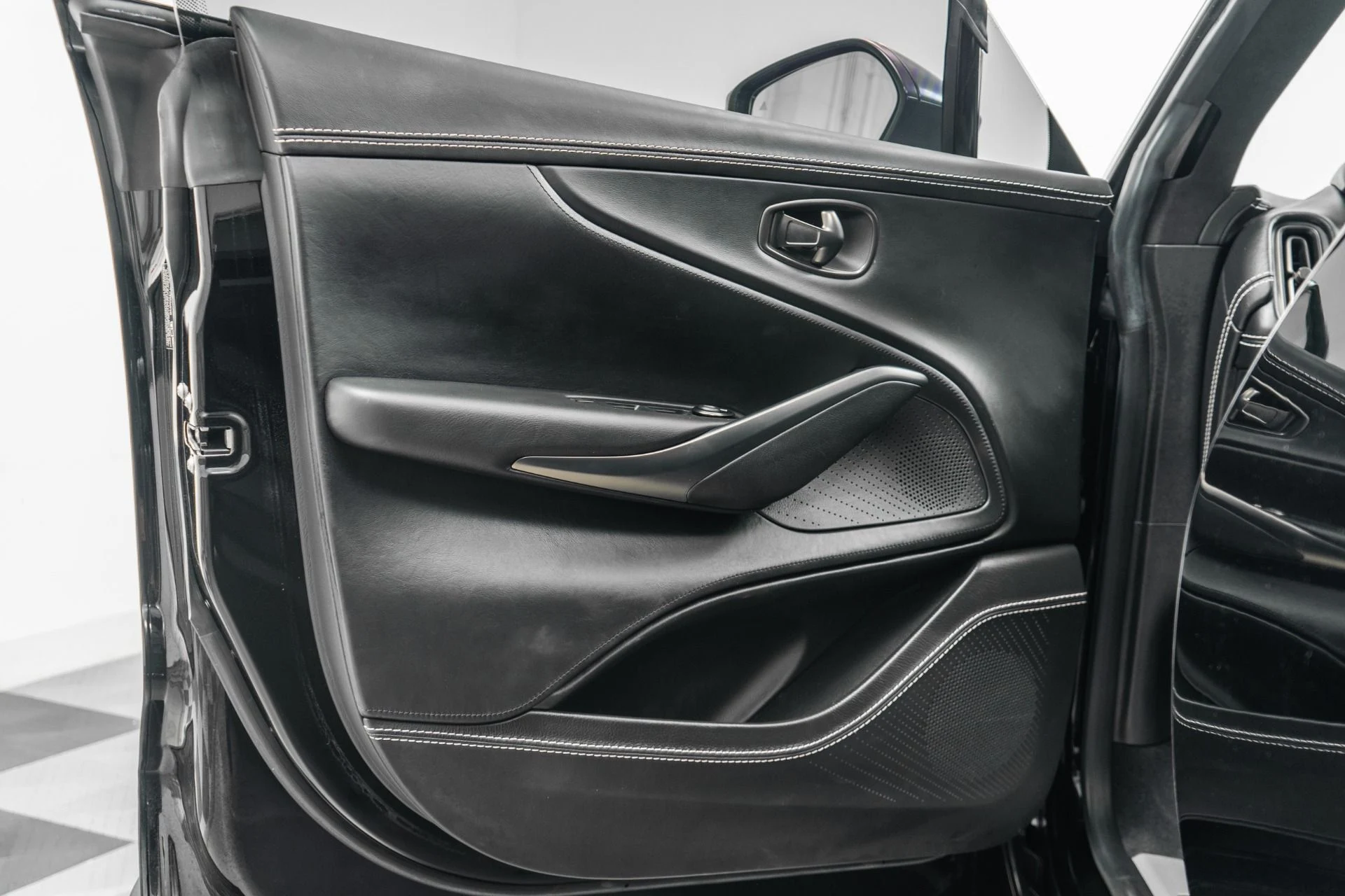 mph037_2365107920_Used_2021_Aston_Martin_DBX_Indulgence_Pack_Panoramic_Roof_1779378242_d35d3fbb48