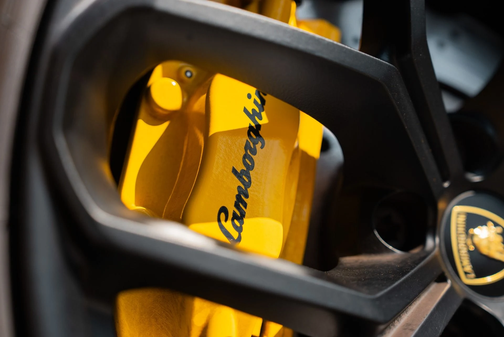 mph037_2398245822_Used_2018_Lamborghini_Huracan_LP_580_2_1762289056_37fc6eb6ea