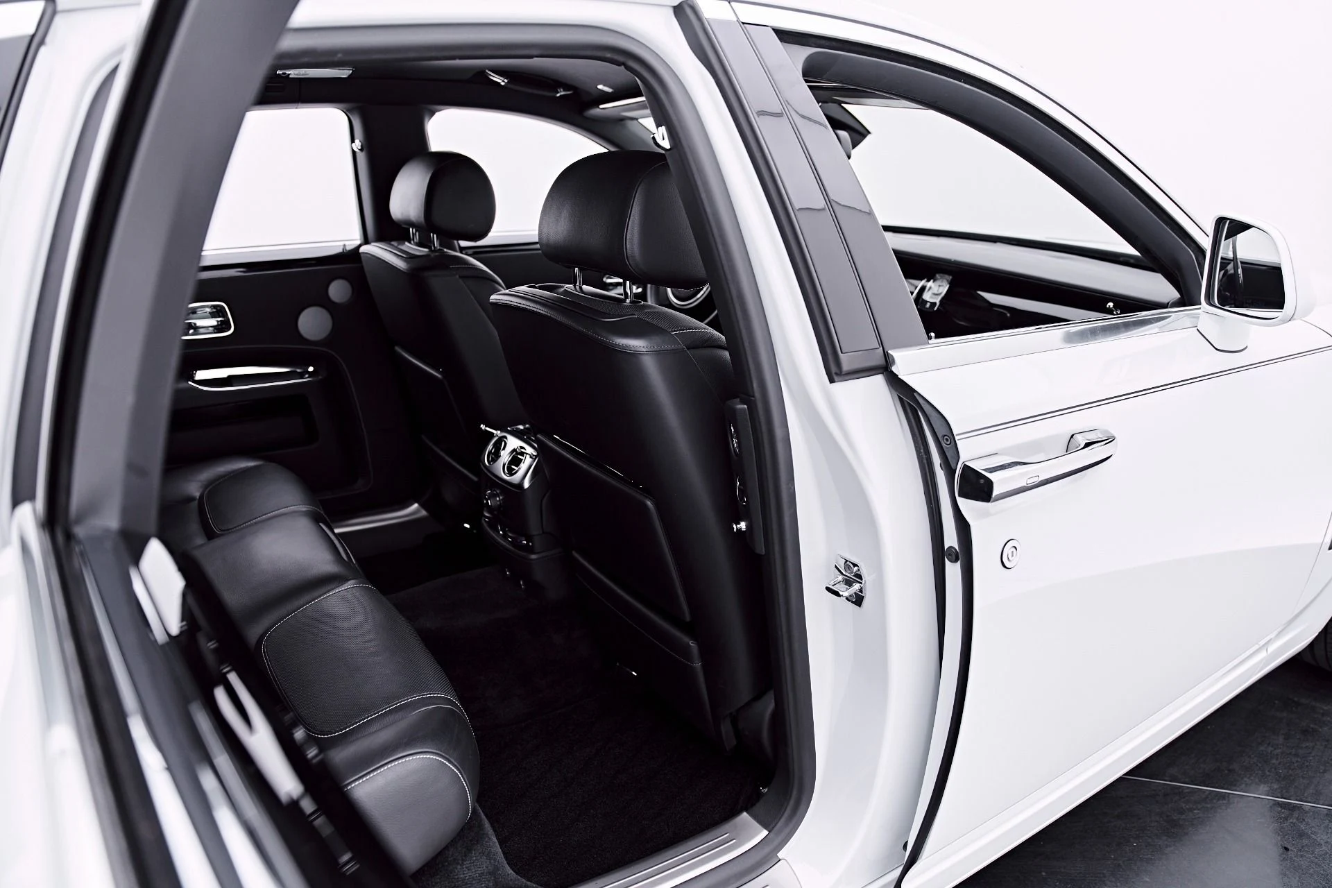 mph037_2413099294_Used_2018_Rolls_Royce_Ghost_Base_1787073570_94e798f95d