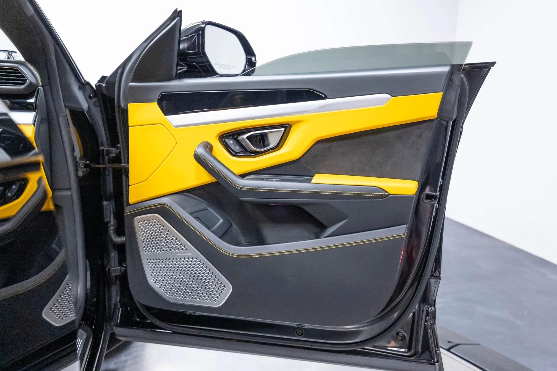 mph037_2414784928_Used_2019_Lamborghini_Urus_1786985122_12b218f224