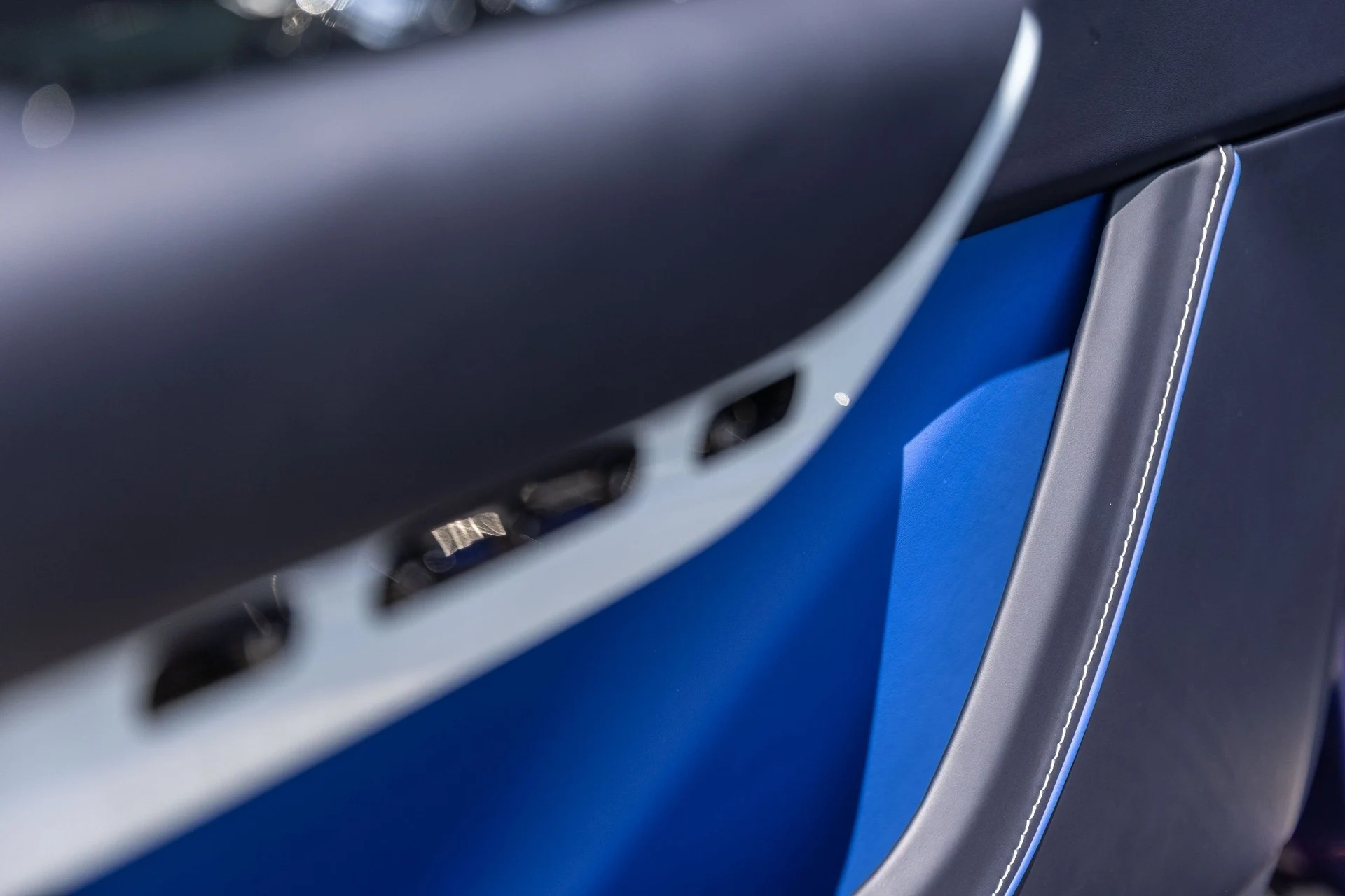 mph037_241604351_Hi_Tech_Luxury_Imports_LLC_SLATV_8_C04_RU_223924_image_37_9775098e98