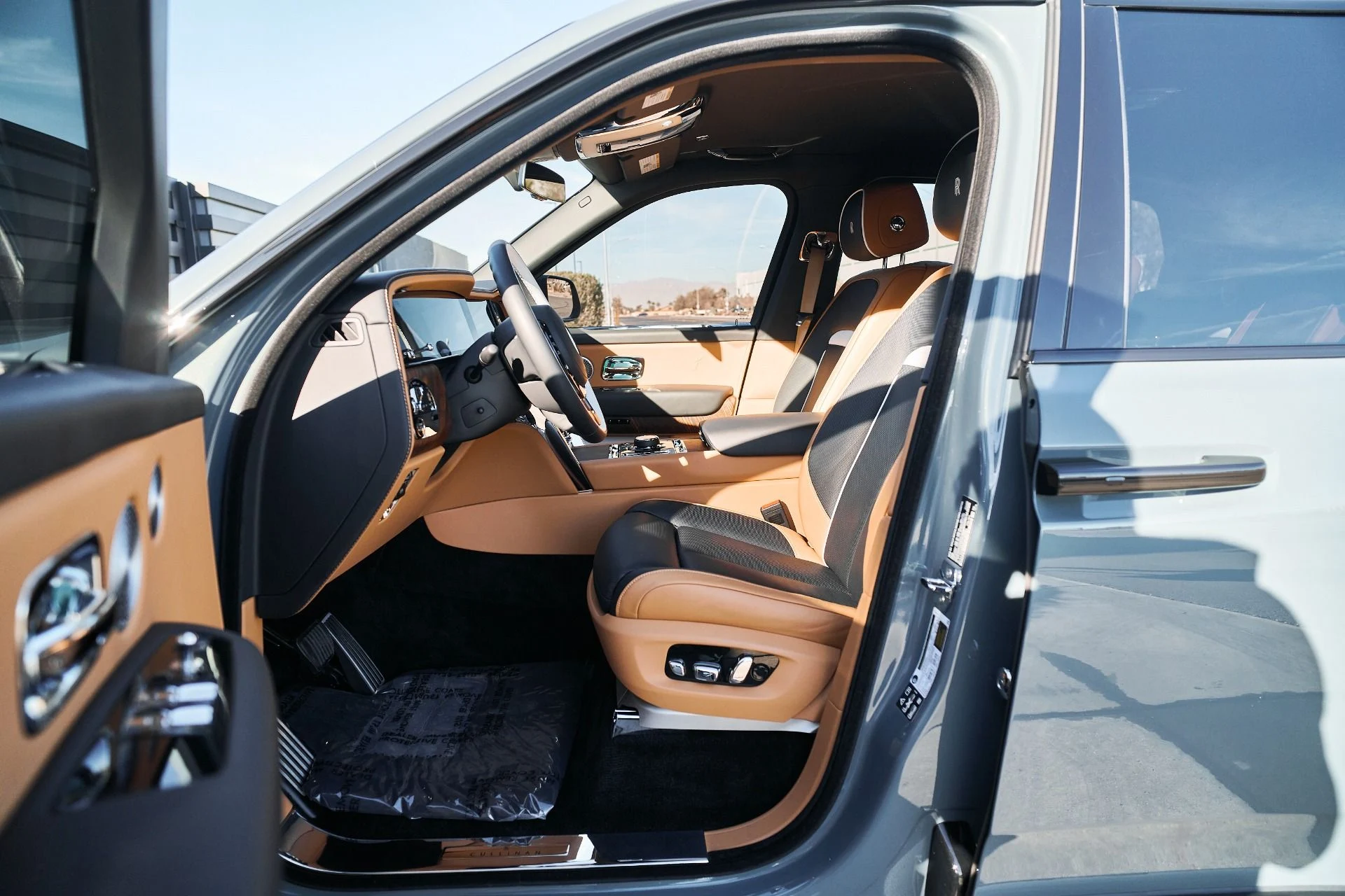 mph037_2452993079_Used_2025_Rolls_Royce_Cullinan_Base_1766020395_763a9756f3