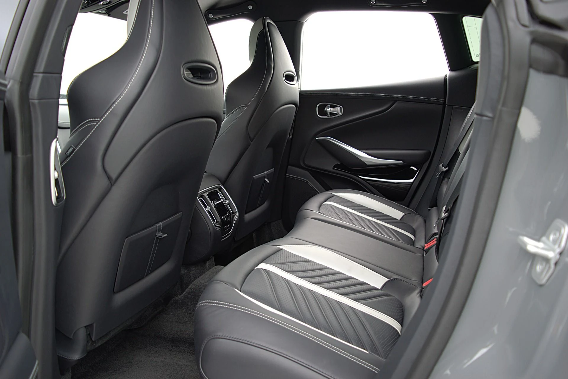 mph037_2461025332_Used_2023_Aston_Martin_DBX_707_aa57f98beb