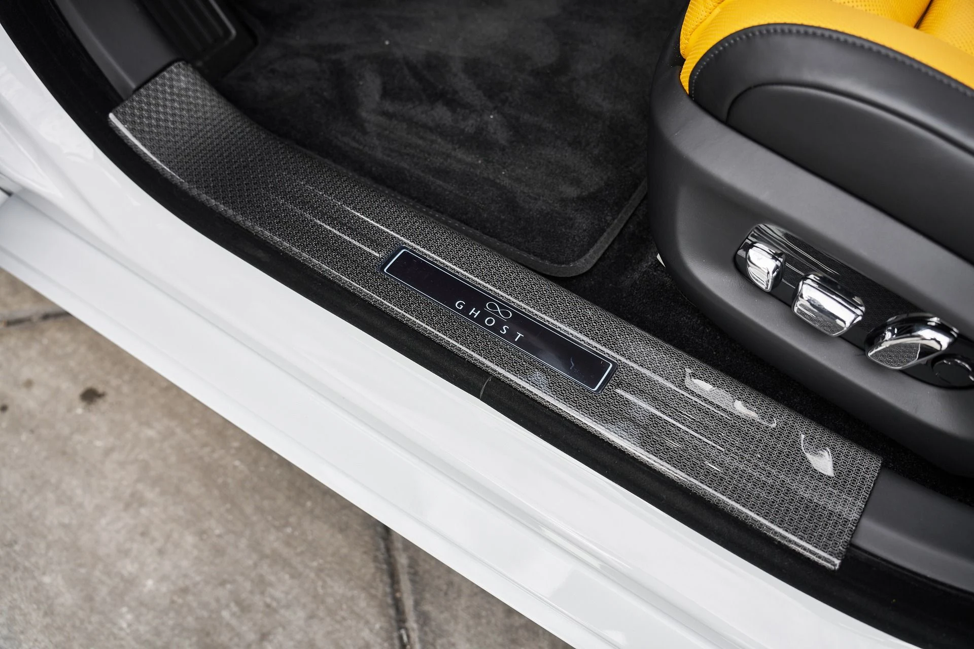 mph037_2475590899_Used_2025_Rolls_Royce_Ghost_Black_Badge_1763167794_a020db9fe4