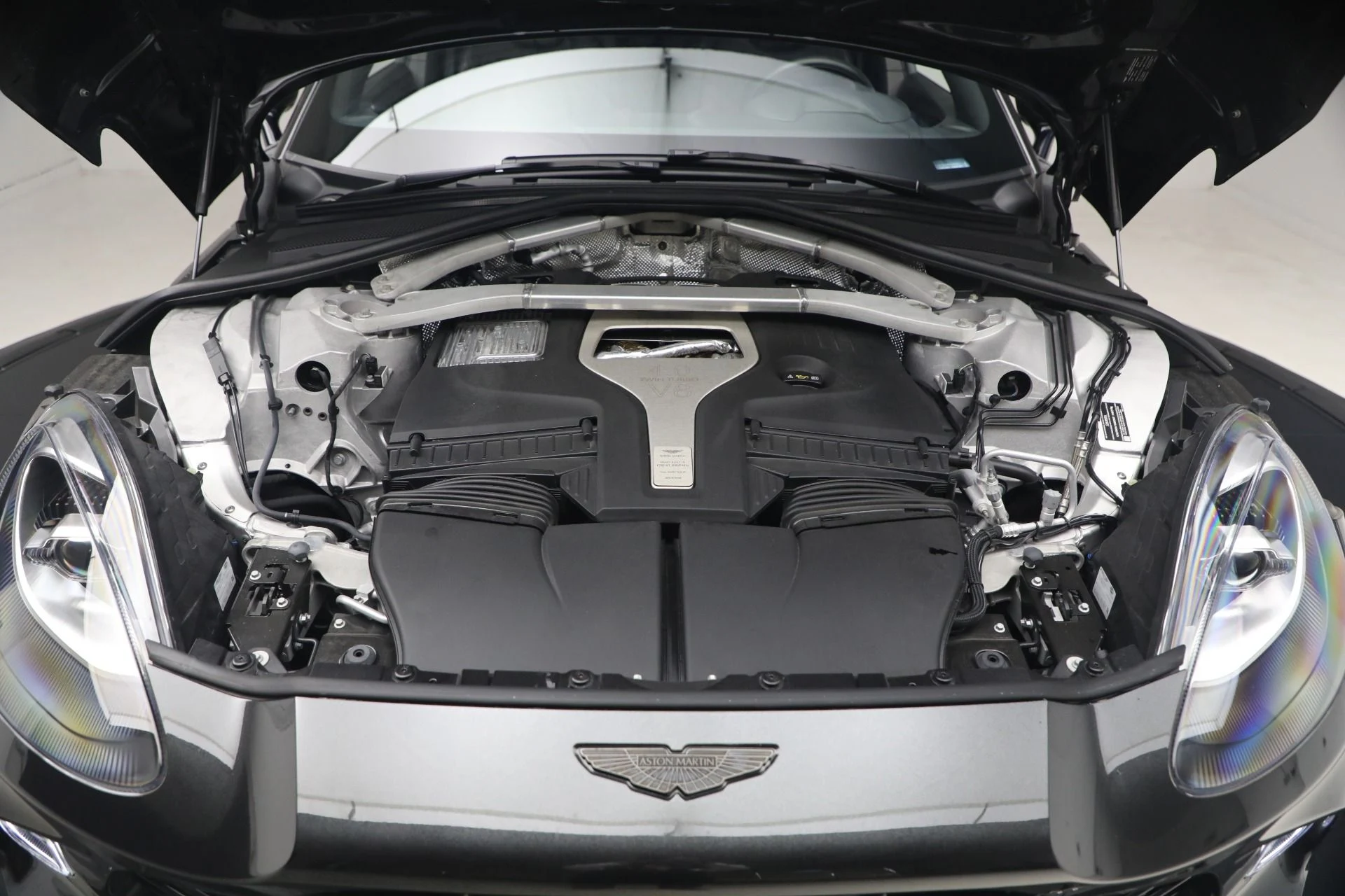 mph037_2520665934_Used_2022_Aston_Martin_DBX_1777325367_9a0555f332