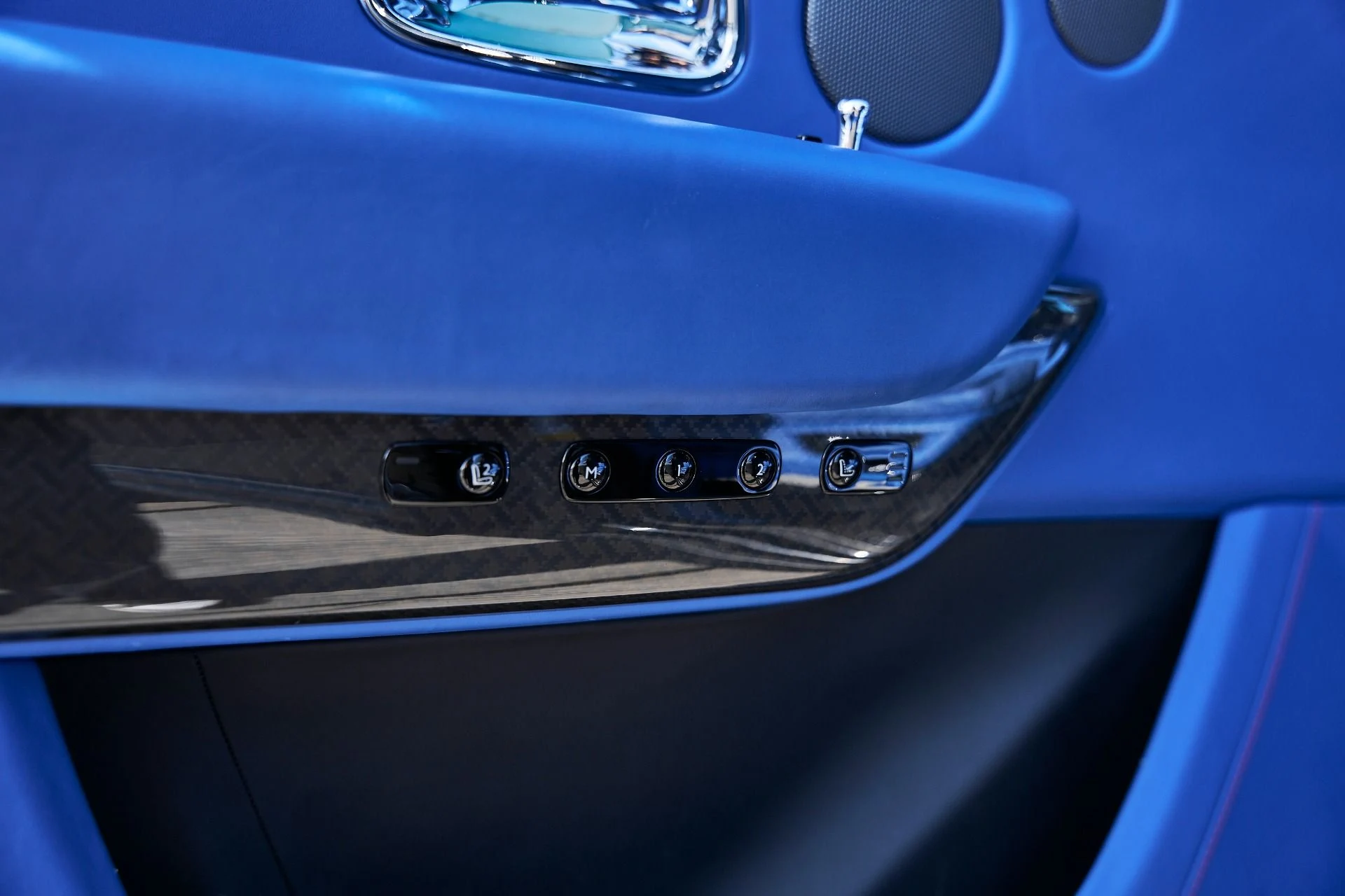 mph037_2522850588_Used_2021_Rolls_Royce_Cullinan_Base_1770692201_3c03ce5c48