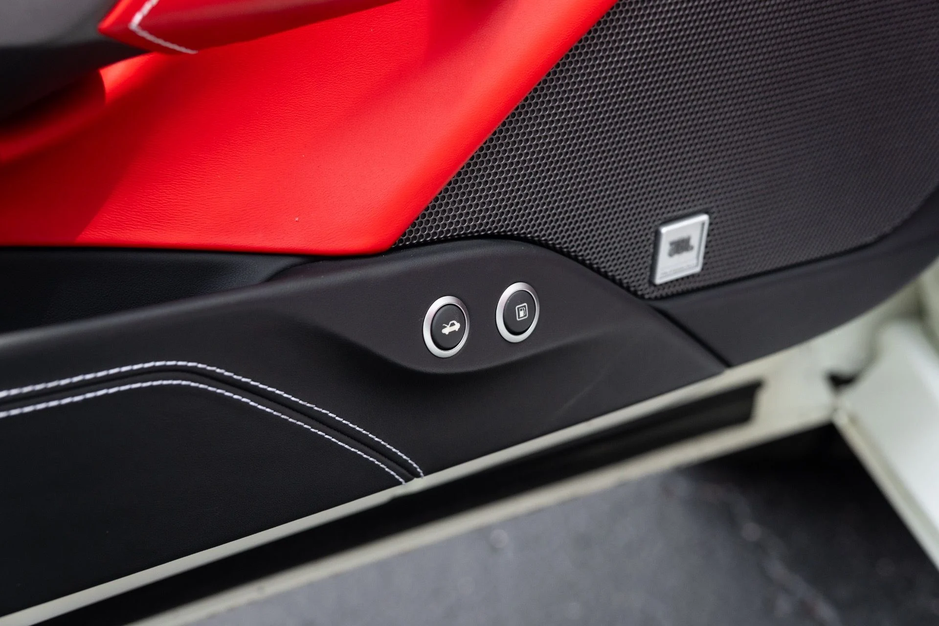 mph037_2530235252_Used_2018_Ferrari_488_Spider_1779900992_e7da7f58a8