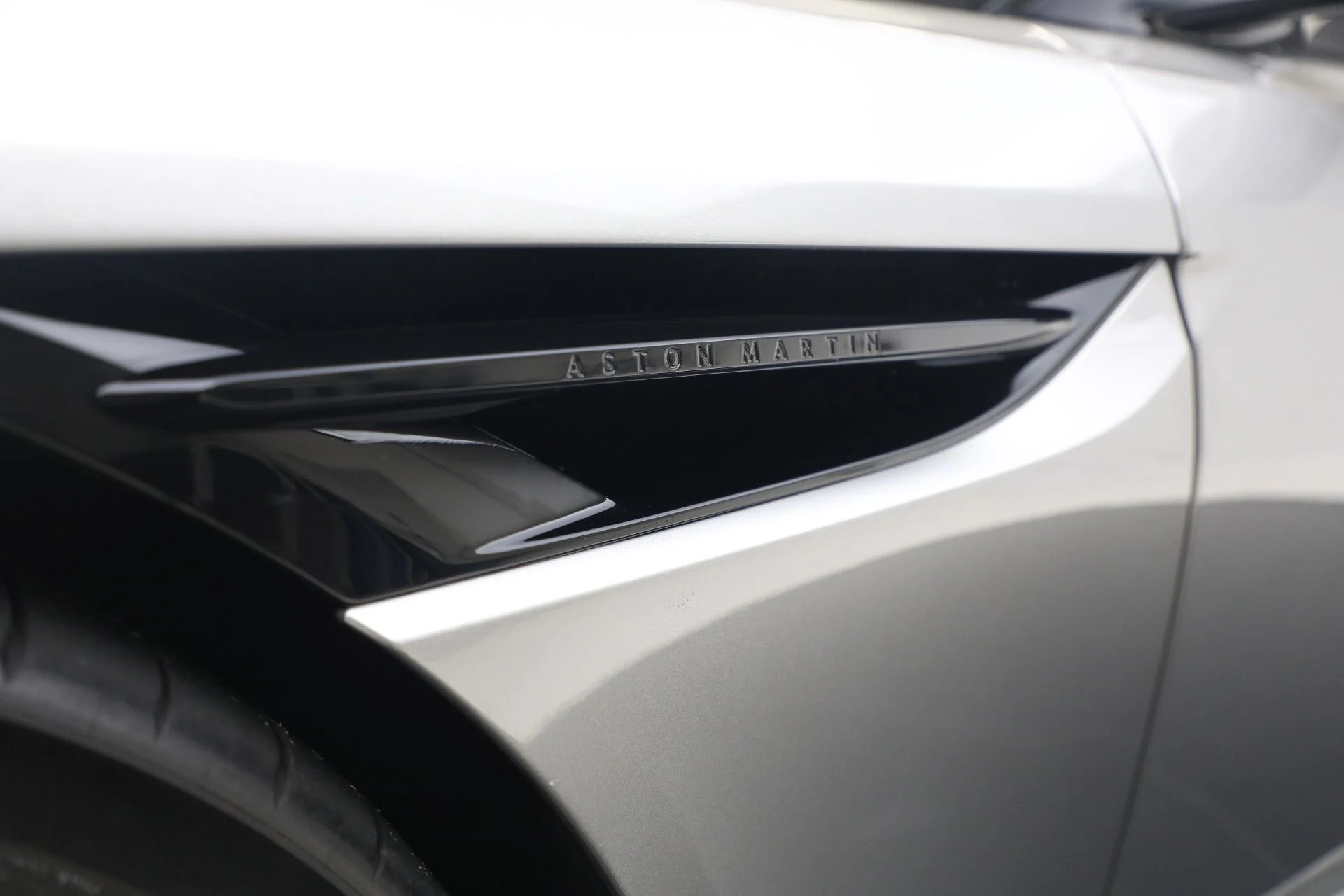 mph037_2538539601_Used_2024_Aston_Martin_DB_12_Volante_1789831142_510f845fd3