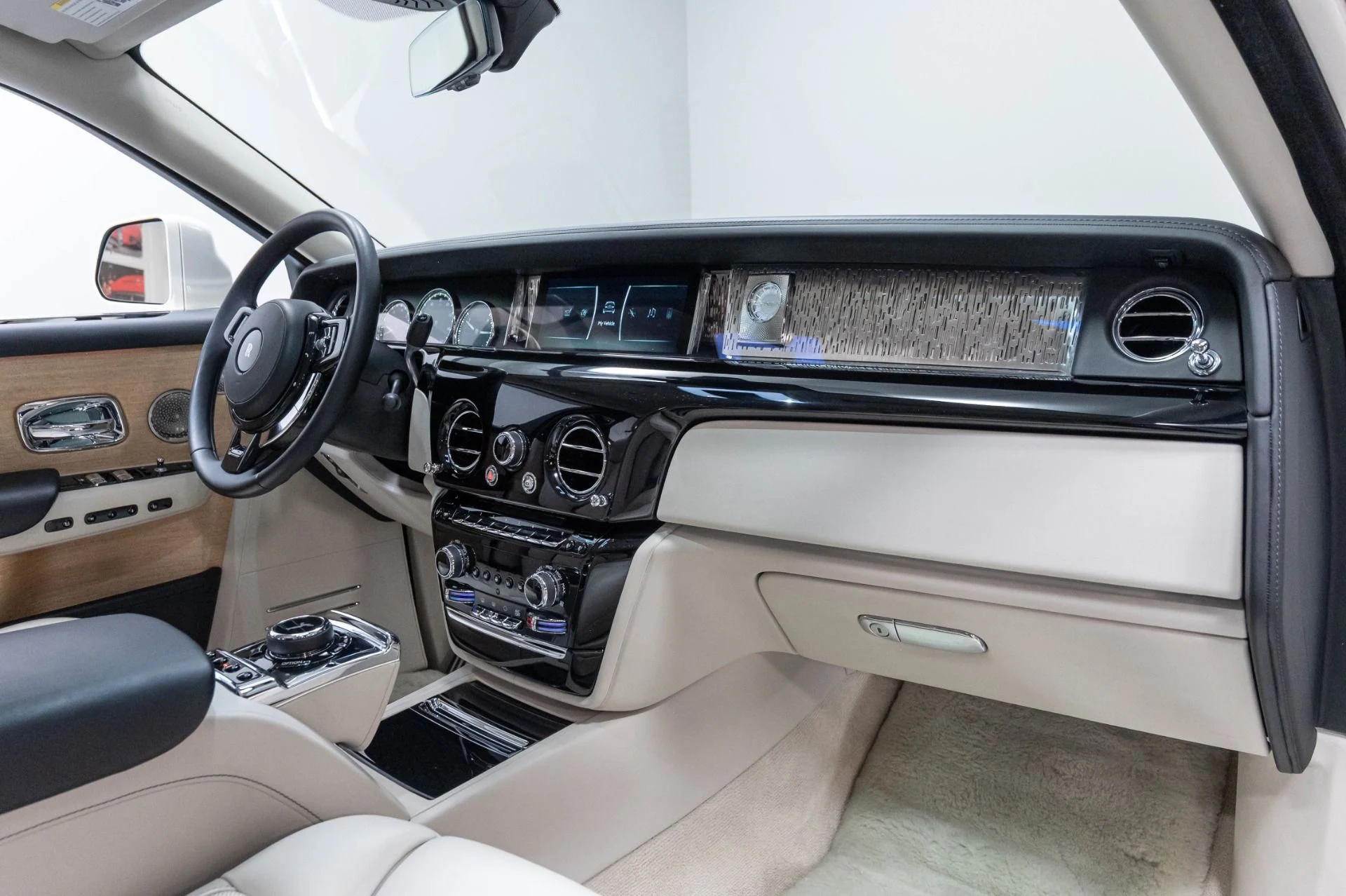 mph037_2561567250_Used_2019_Rolls_Royce_Phantom_1784063951_992ed26372