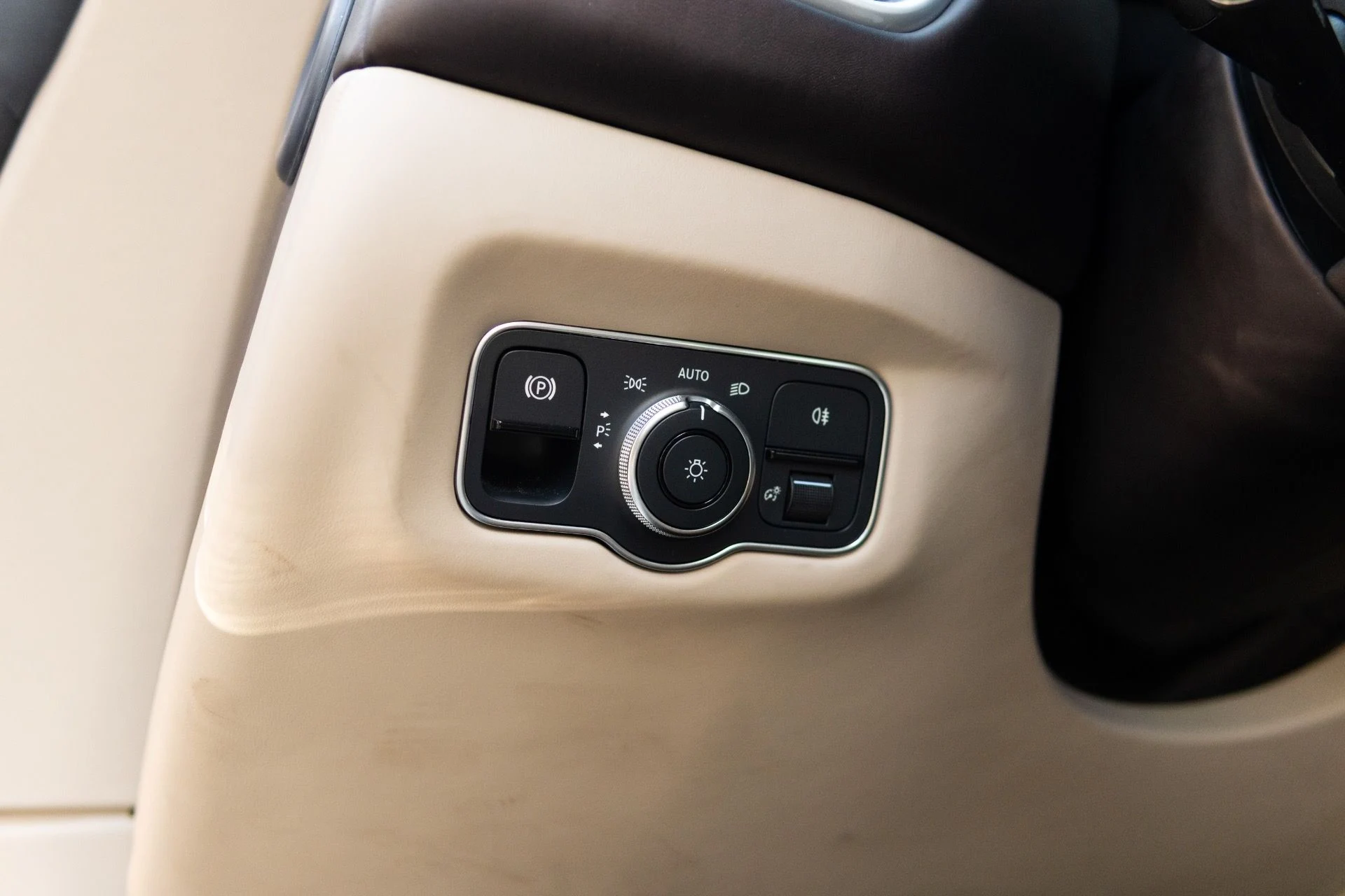 mph037_2593526042_Used_2023_Aston_Martin_DB_11_V8_1765580220_d703c09cda