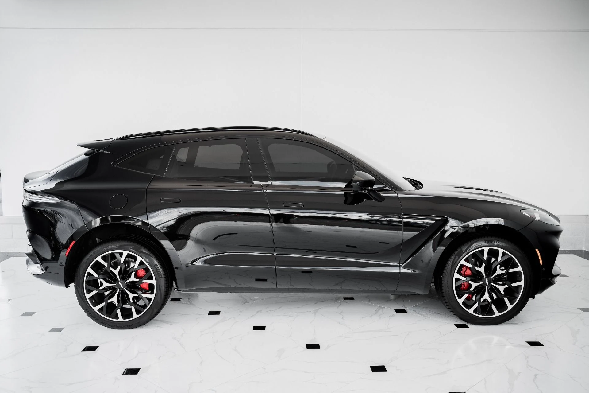 mph037_2616570184_Used_2022_Aston_Martin_DBX_550_1675796960_133308895d