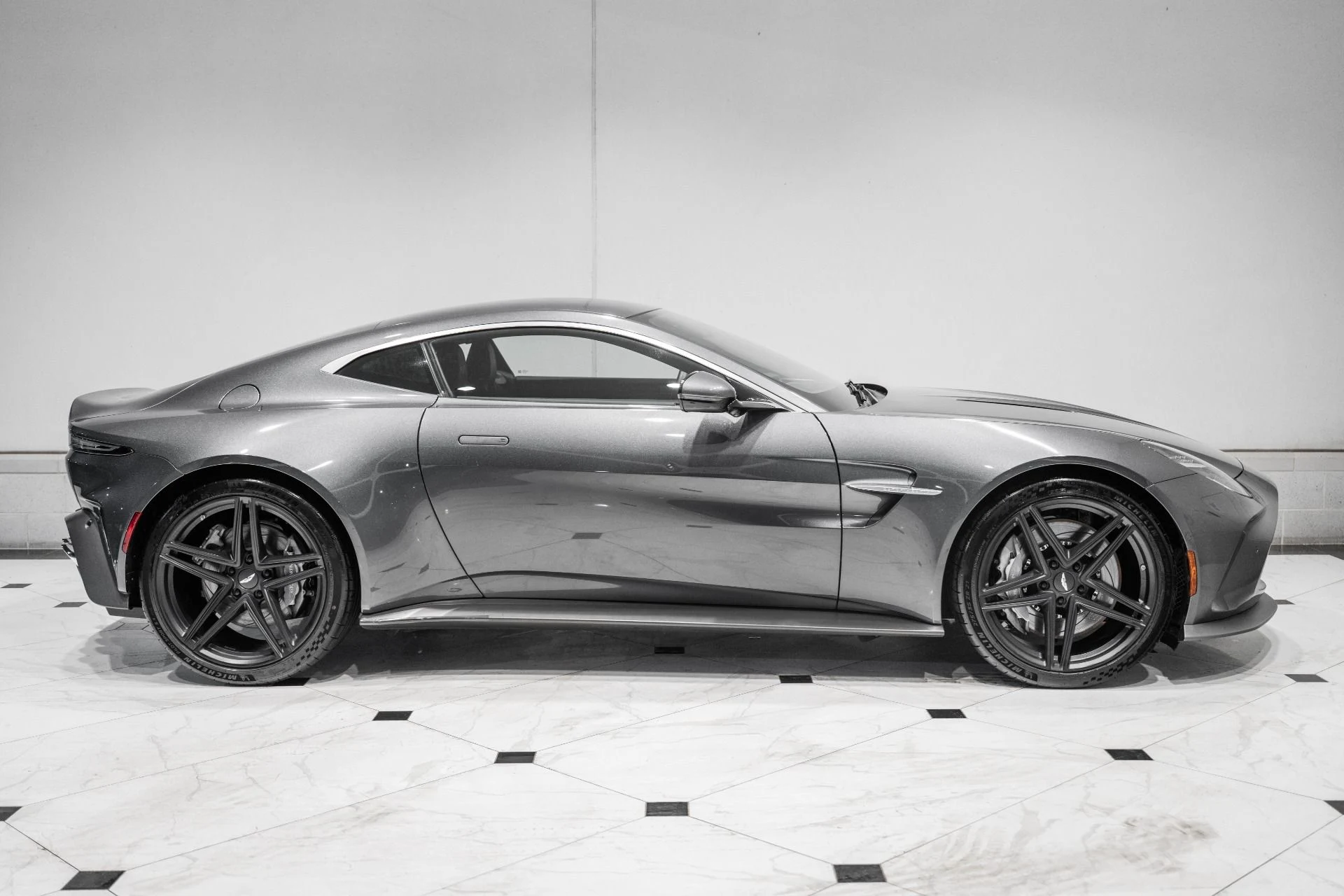 mph037_2672329969_Used_2025_Aston_Martin_Vantage_1784563036_635f838f4e