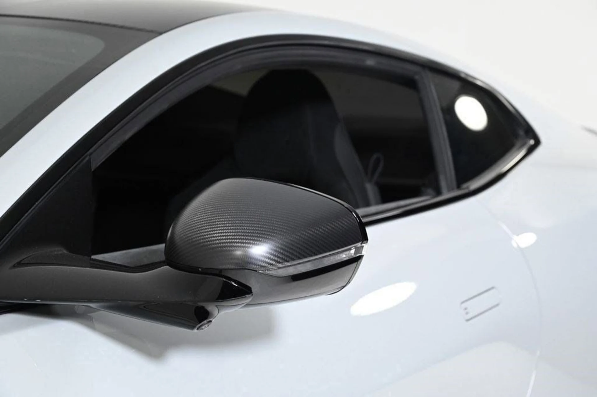 mph037_2688728939_used_2025_aston_martin_vanquish_coupe_11350_22829268_37_1024_a1f59c34be