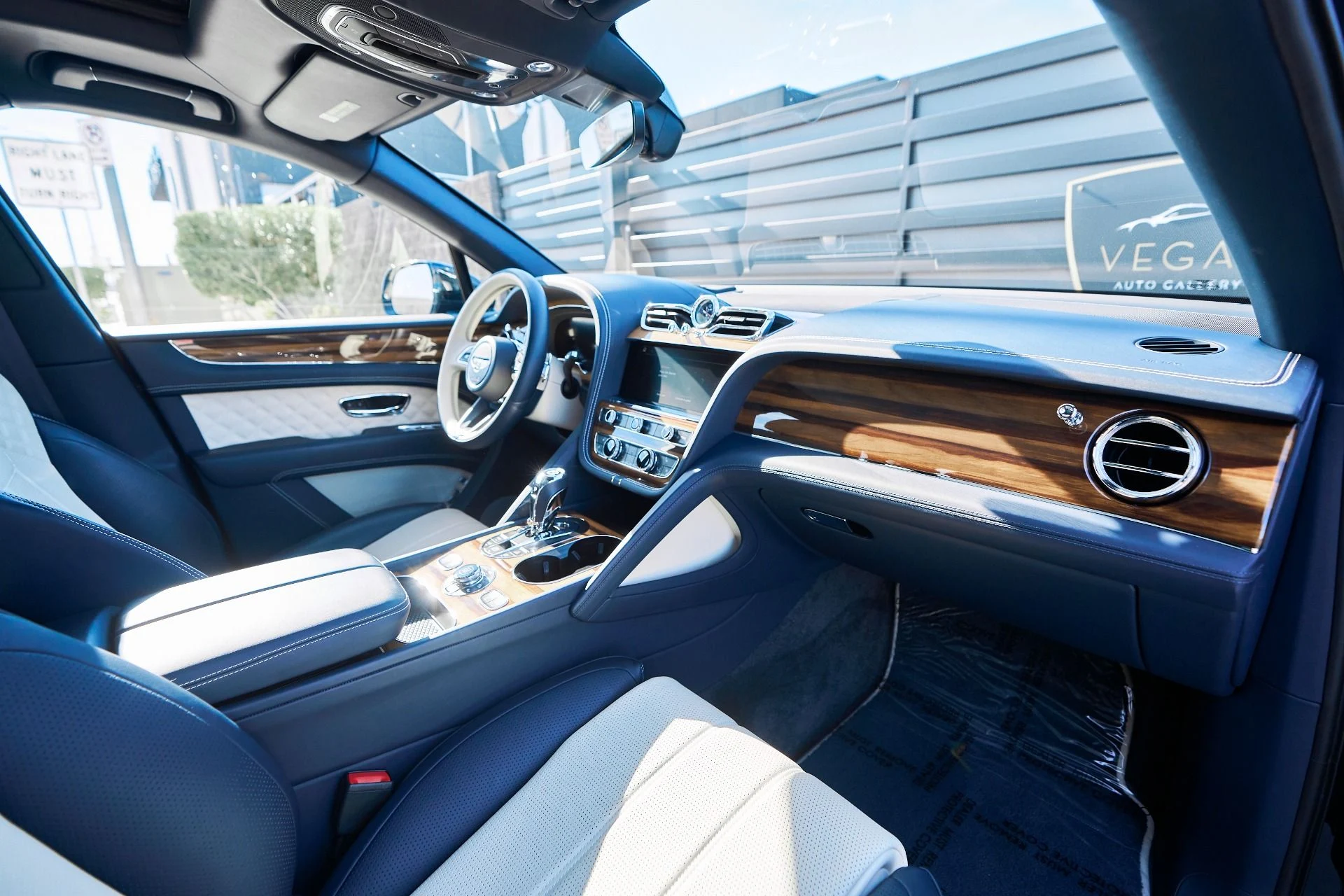 mph037_2703089073_Used_2021_Bentley_Bentayga_V8_1764209021_ee0503472b