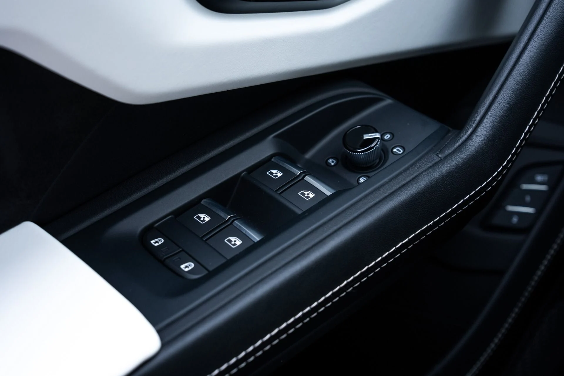 mph037_2772972280_Used_2022_Lamborghini_Urus_1775598124_d1f514b45d