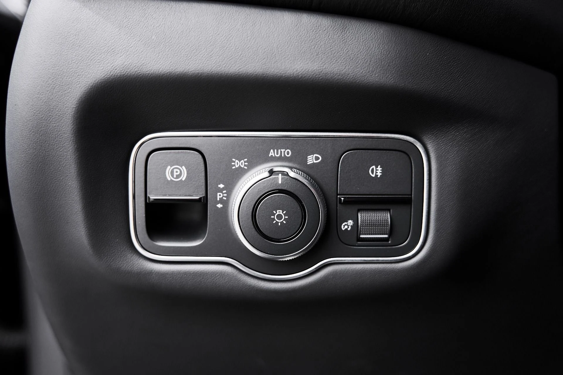 mph037_2791980168_Used_2023_Aston_Martin_Vantage_1775333350_b75ad781eb