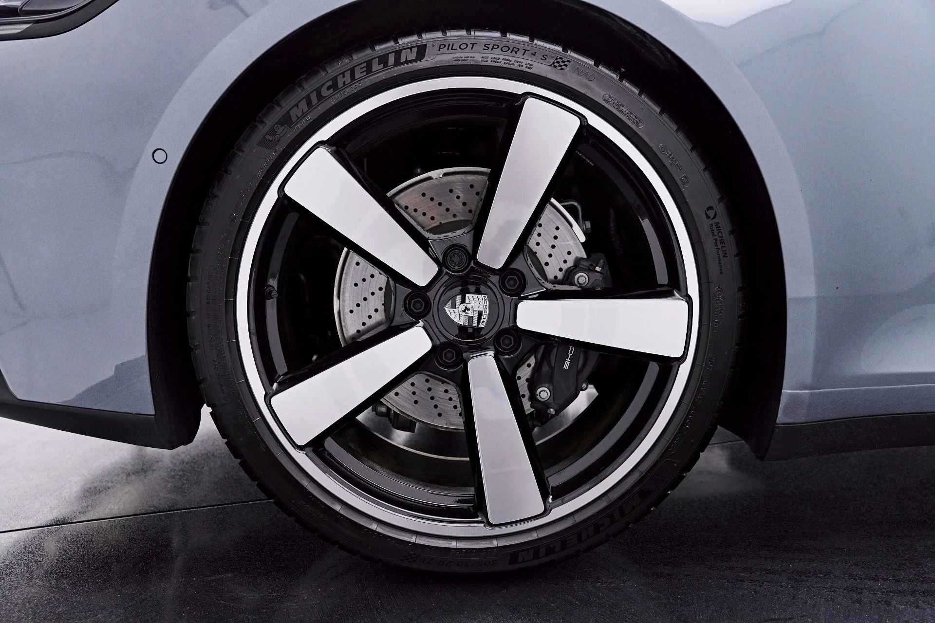 mph037_2810999399_Used_2025_Porsche_911_Carrera_1777504790_17f02bdd22