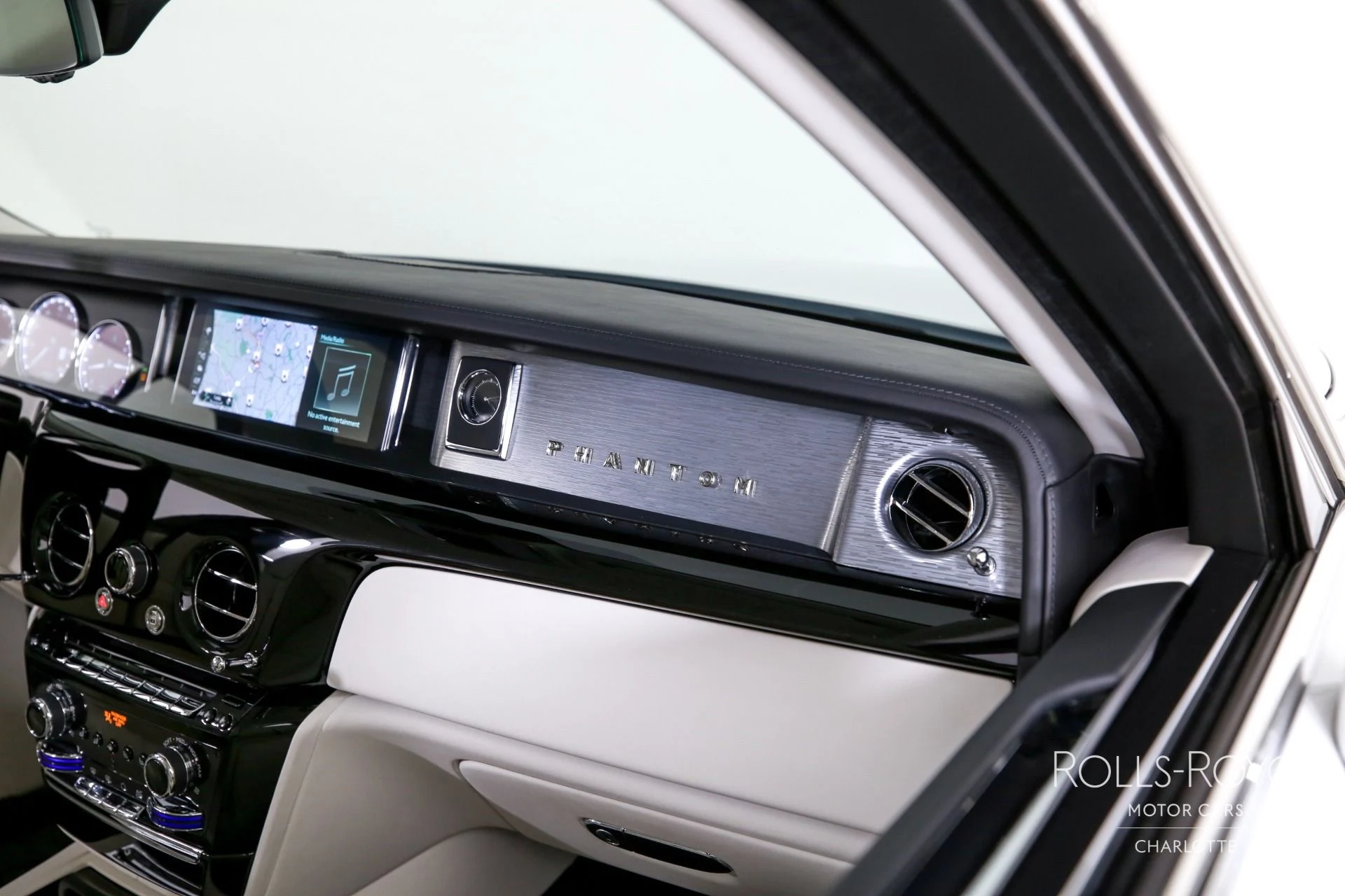 mph037_2816972673_Used_2024_Rolls_Royce_Phantom_1767116656_2e2ee00b1f