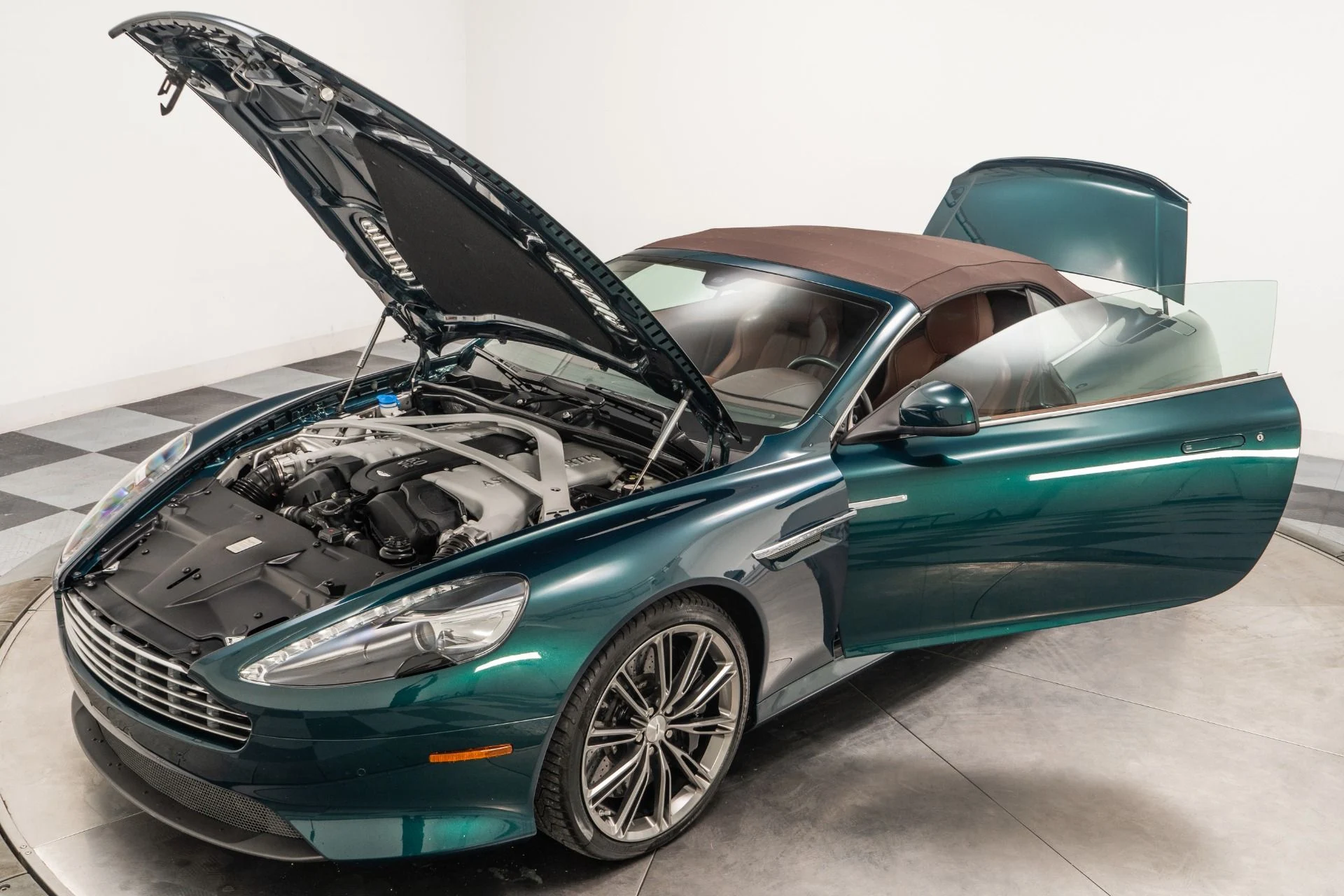 mph037_2826906715_Used_2015_Aston_Martin_DB_9_Volante_1759413390_a63e616b20