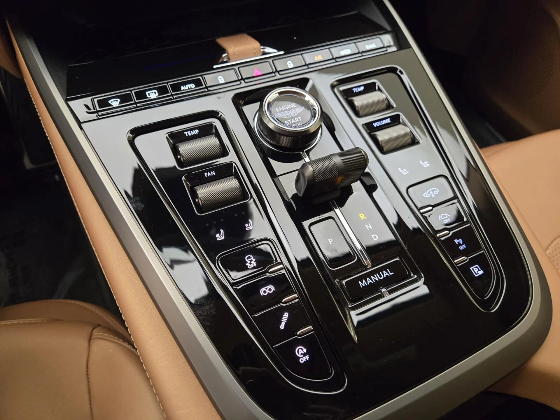mph037_2885367147_New_2025_Aston_Martin_DBX_707_1753162743_0a1b003ea5