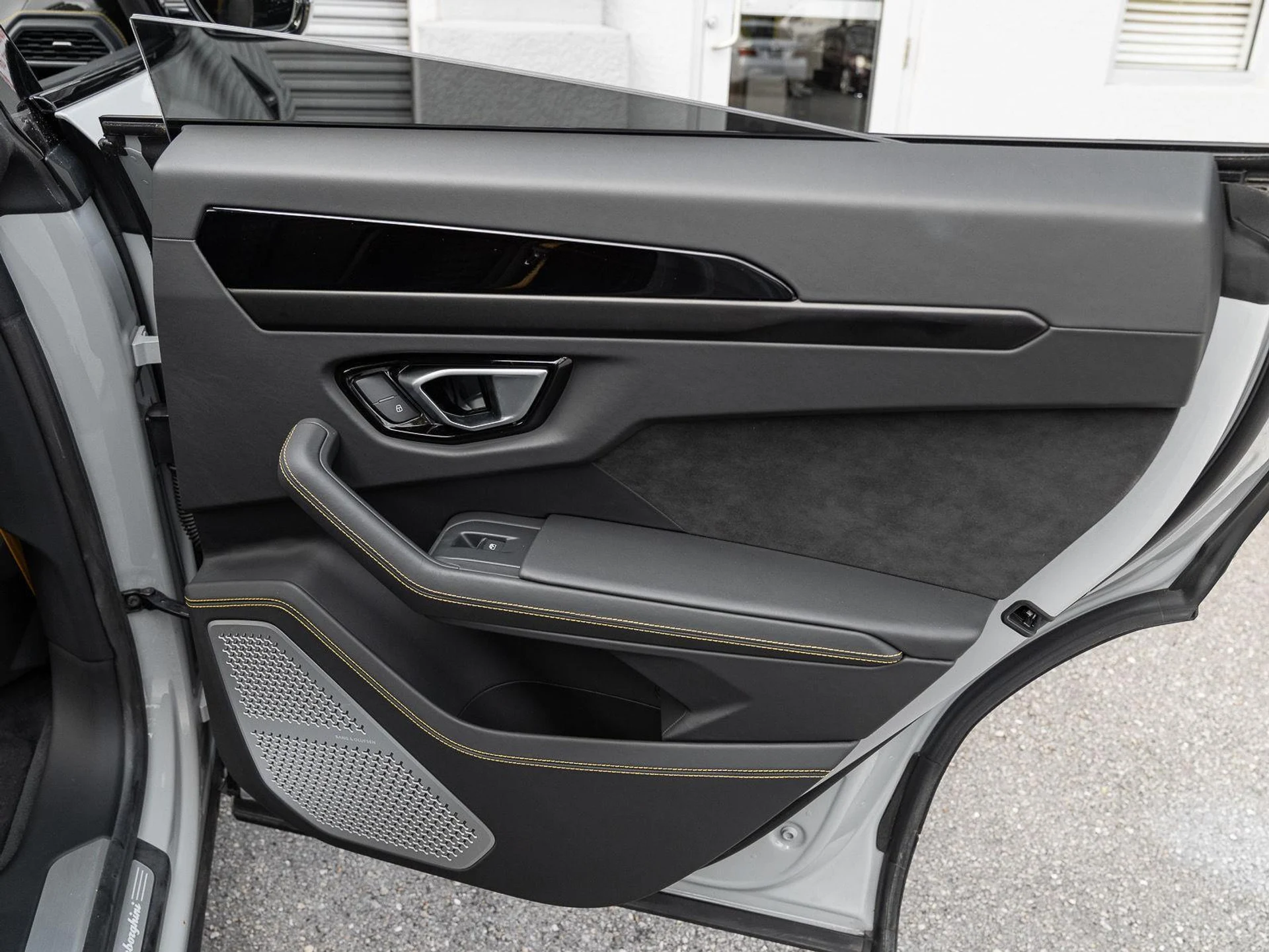 mph037_2894525915_Used_2022_Lamborghini_Urus_AWD_1777086184_7ea4a6b19c