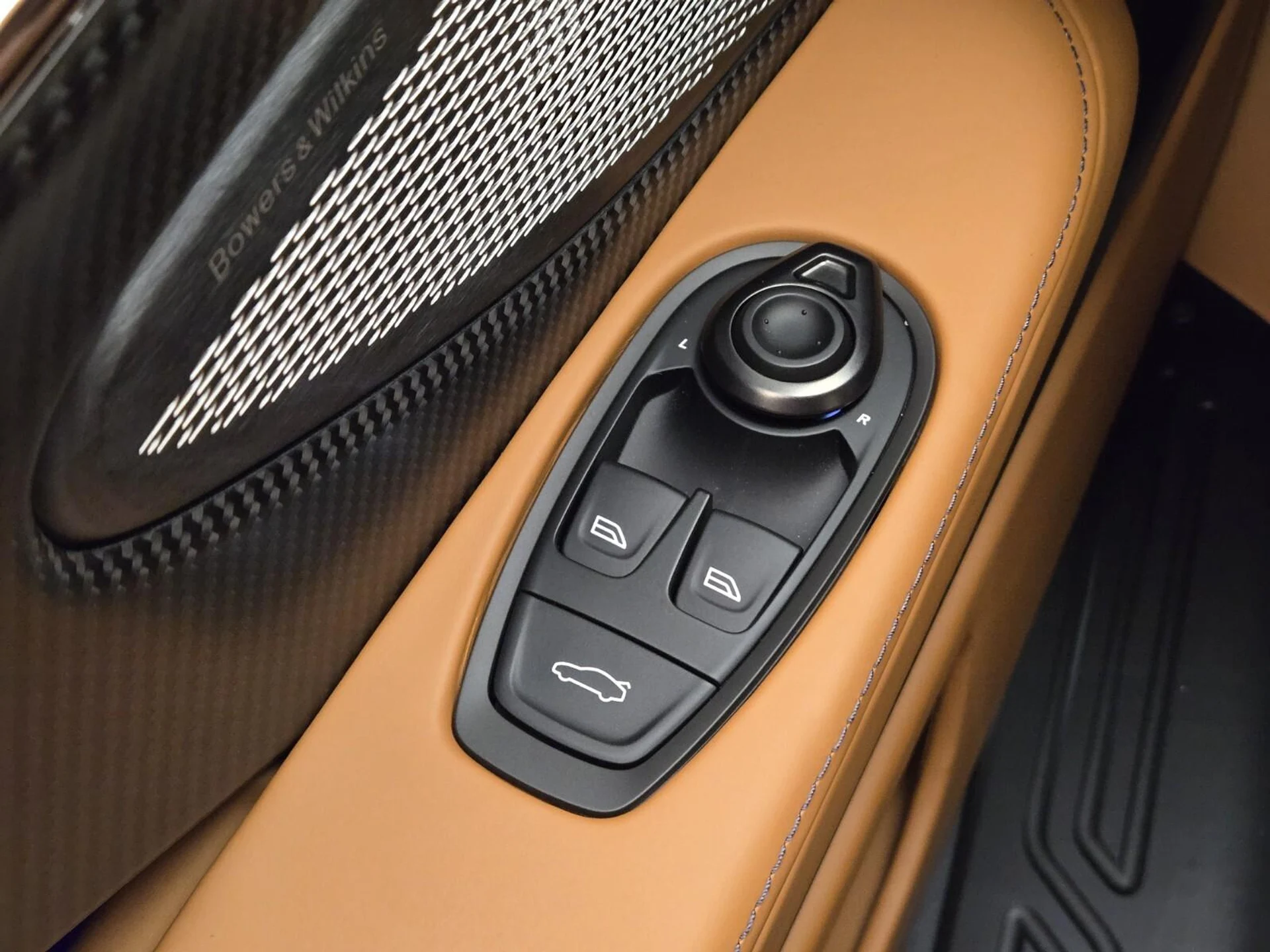 mph037_2897241403_New_2026_Aston_Martin_DB_12_1787289729_14e3b2e370