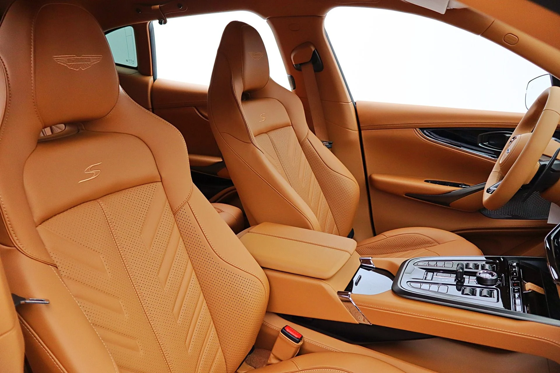 mph037_2950134835_New_2026_Aston_Martin_DBX_S_1722362bc7