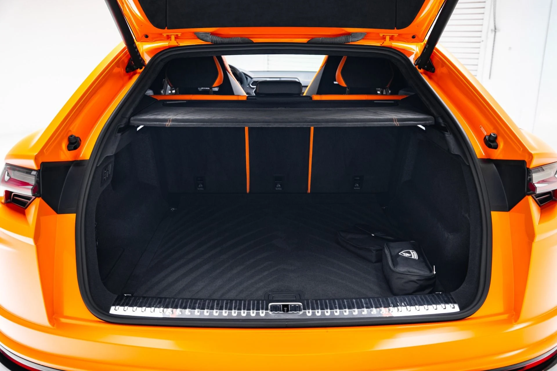 mph037_2961067867_Used_2022_Lamborghini_Urus_1765496914_4d0e610fdd