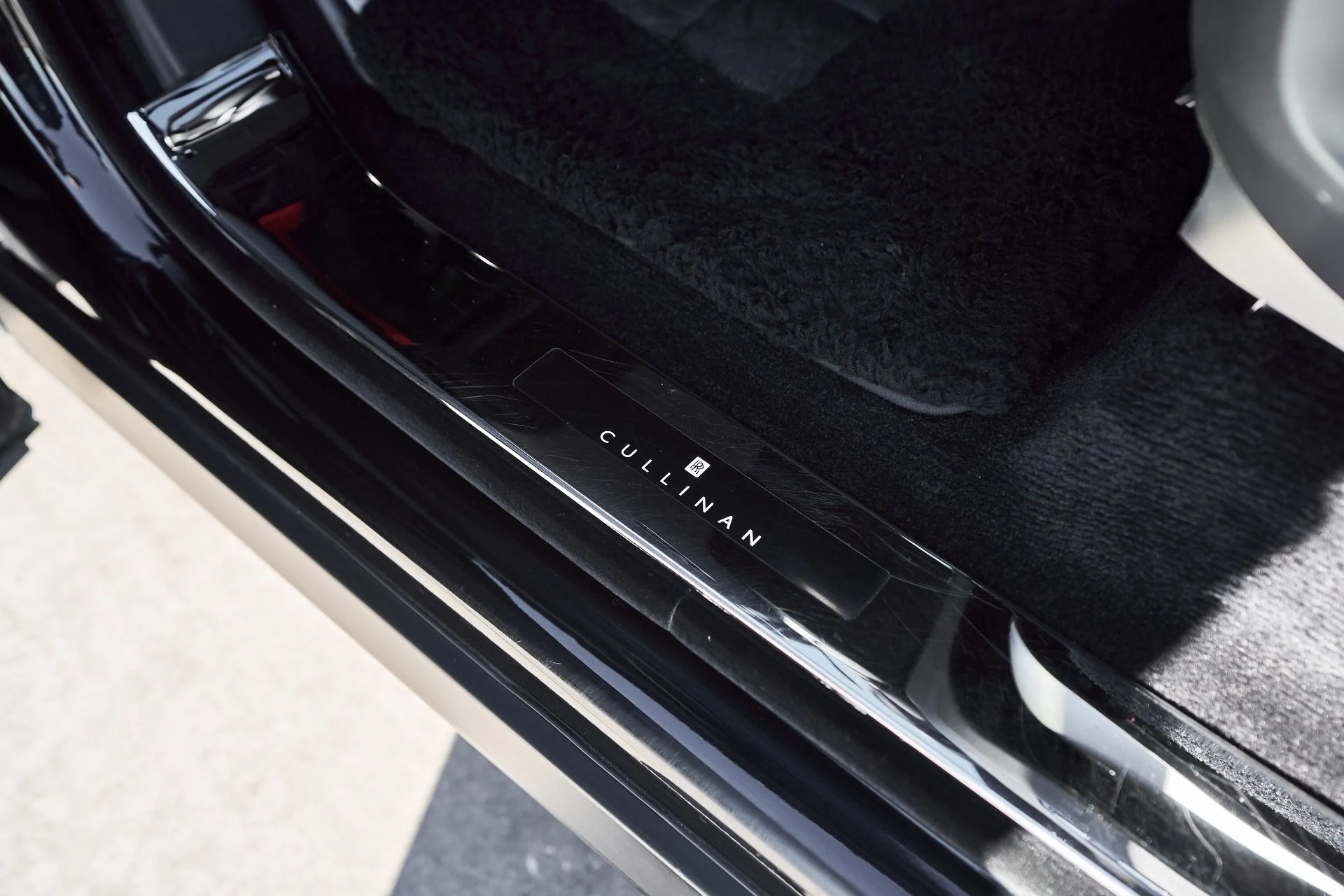 mph037_3009370440_Used_2019_Rolls_Royce_Cullinan_Base_1764382699_3c0bcfe01a