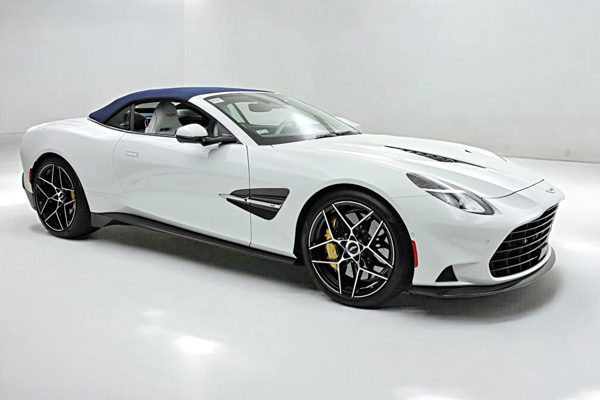 mph037_3027006702_New_2026_Aston_Martin_Vanquish_Volante_f8f47980f6