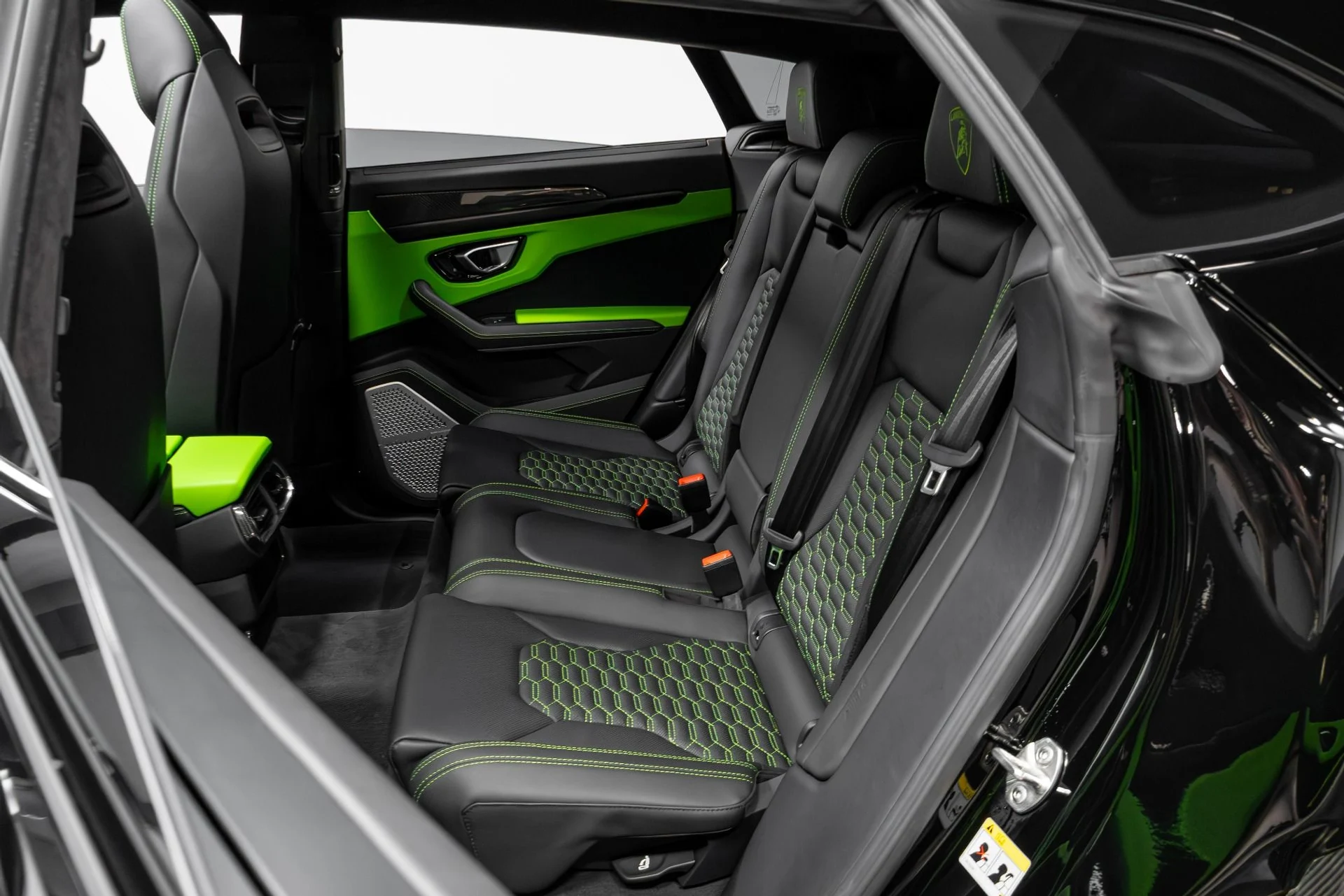 mph037_3040685333_Used_2022_Lamborghini_Urus_1771543126_15f8f65118