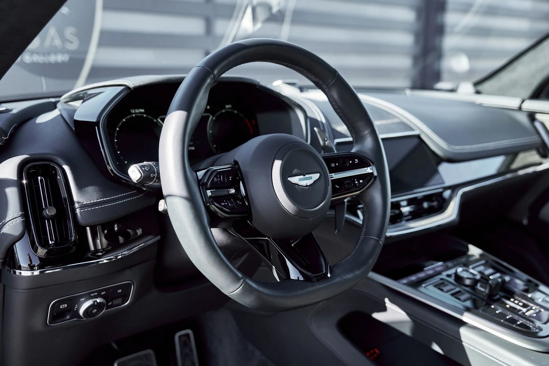 mph037_3043793736_Used_2025_Aston_Martin_DBX_707_1767063195_72fd9914fc