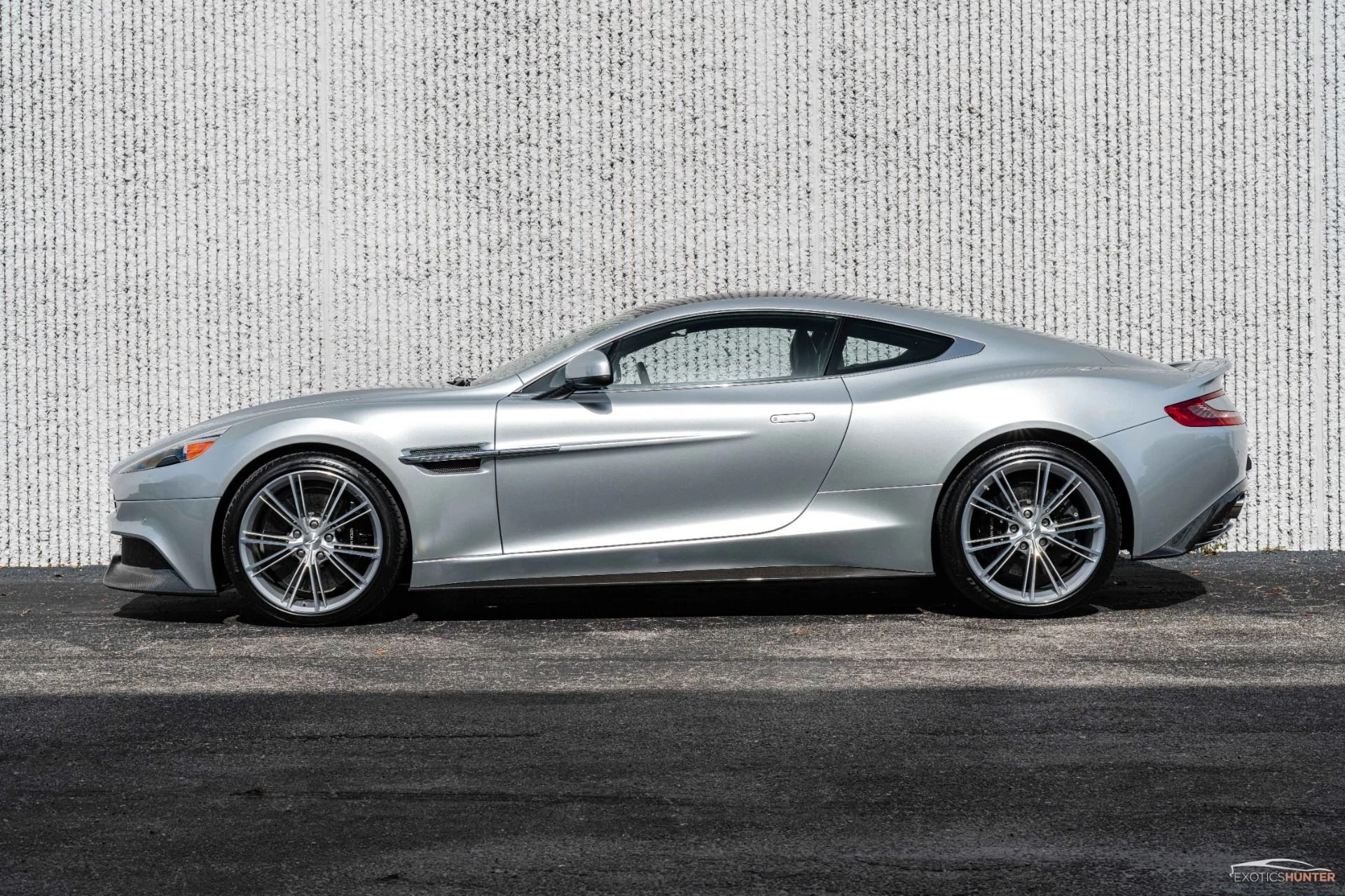 mph037_3050324658_Used_2014_Aston_Martin_Vanquish_Iconic_Skyfall_Silver_w_One77_Steering_Wheel_Carbon_Roof_1721934406_733e25fcf7