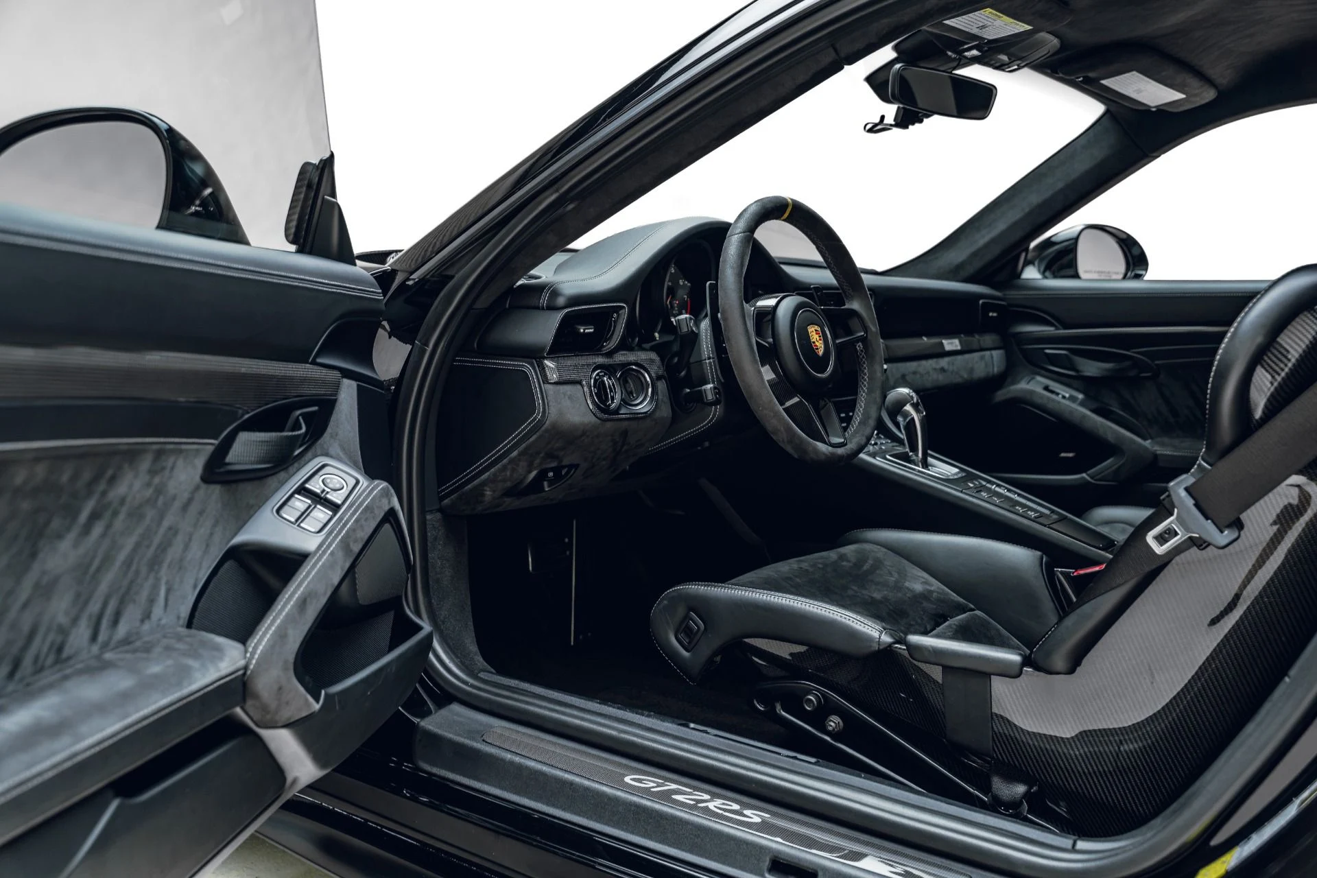mph037_3084450615_Used_2018_Porsche_911_GT_2_RS_1783012747_006153ace9
