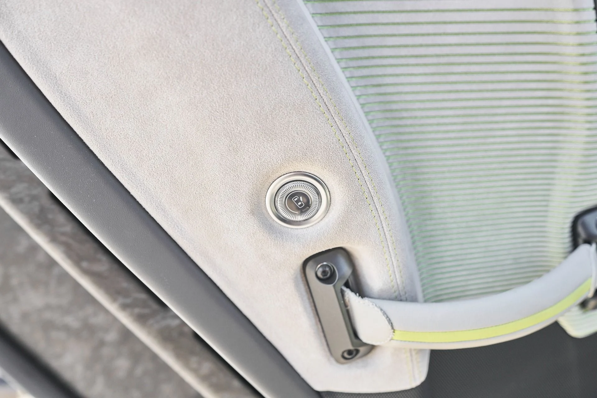 mph037_3100166382_Used_2023_Maserati_MC_20_Cielo_1761946911_047479f133