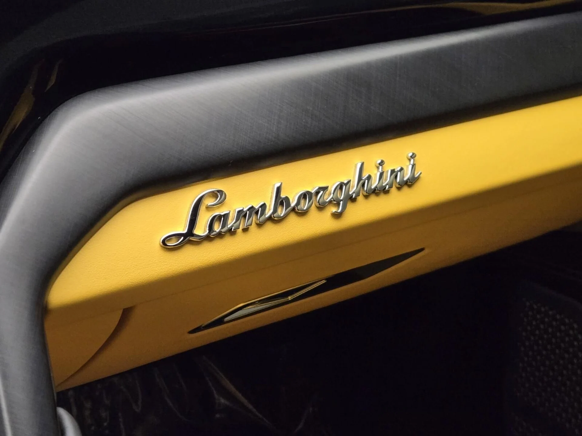 mph037_3117872906_Used_2022_Lamborghini_Urus_1760597938_428bdd1bce
