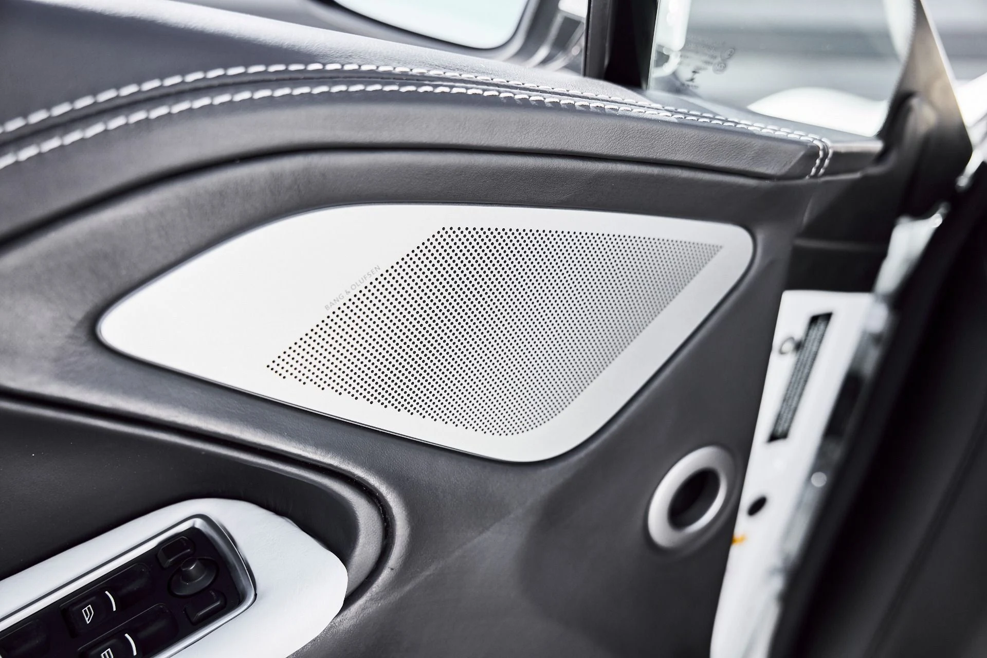 mph037_3119372767_Used_2017_Aston_Martin_Vanquish_Volante_1773797518_adb7a1c336