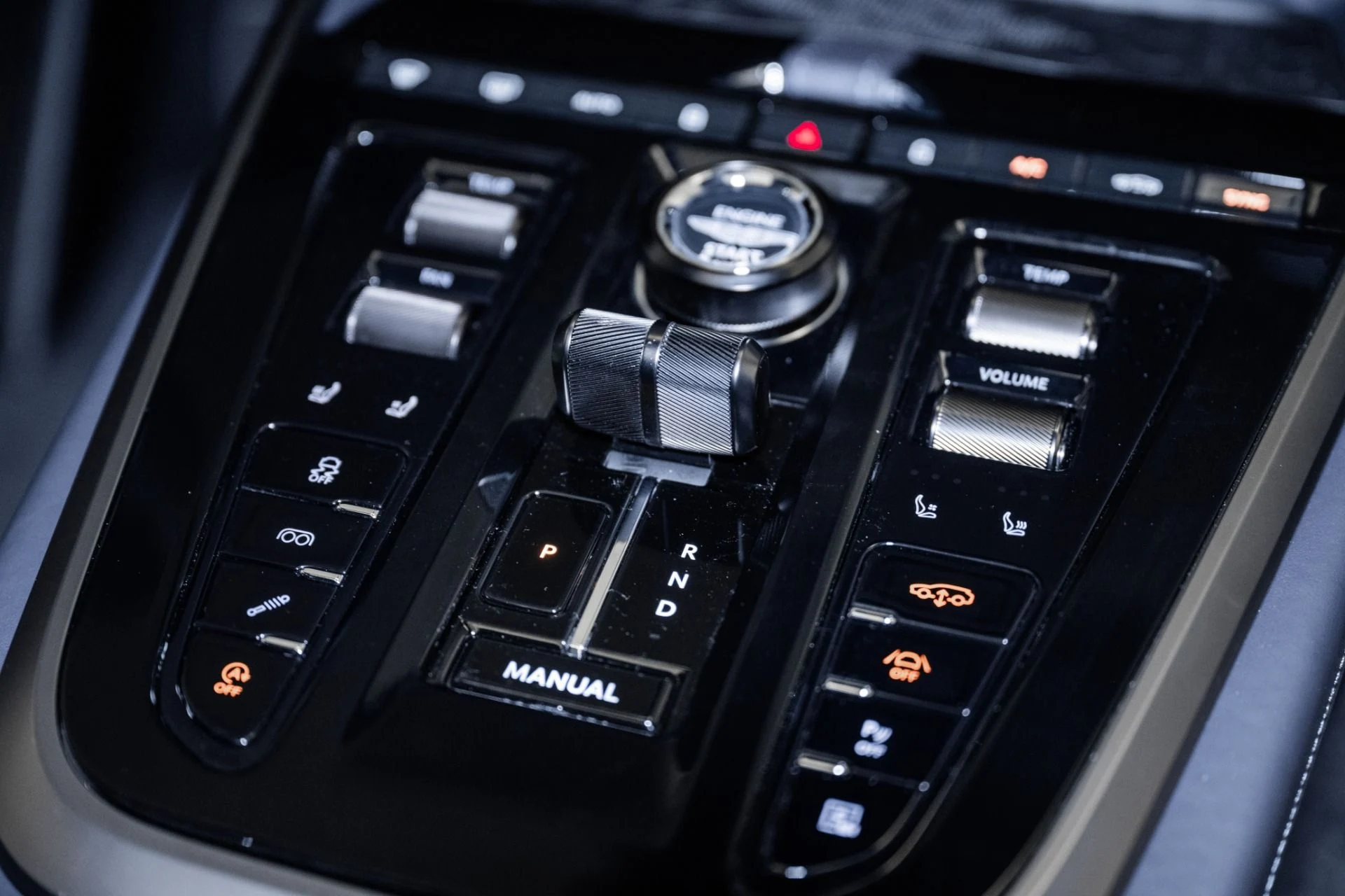 mph037_3166709809_Used_2025_Aston_Martin_DBX_707_1754709382_4b1f150d56