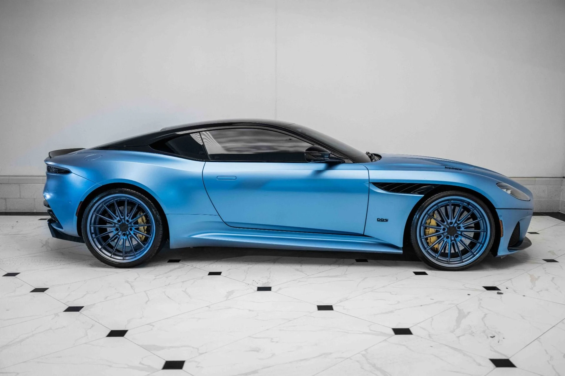 mph037_3191871314_Used_2019_Aston_Martin_DBS_Superleggera_1726670802_10b443f205