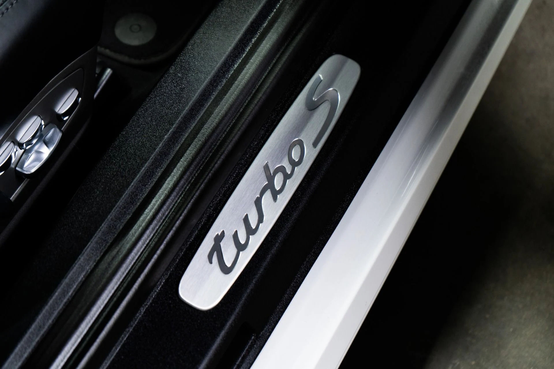 mph037_3235253163_Used_2016_Porsche_911_Turbo_S_1757446790_51caa88c35