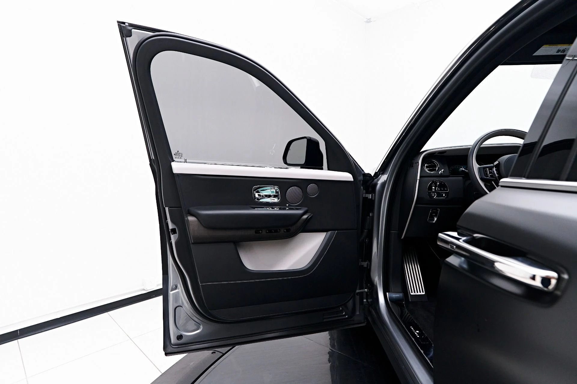 mph037_3245172154_Used_2023_Rolls_Royce_Cullinan_Base_1756252266_2031c291a2