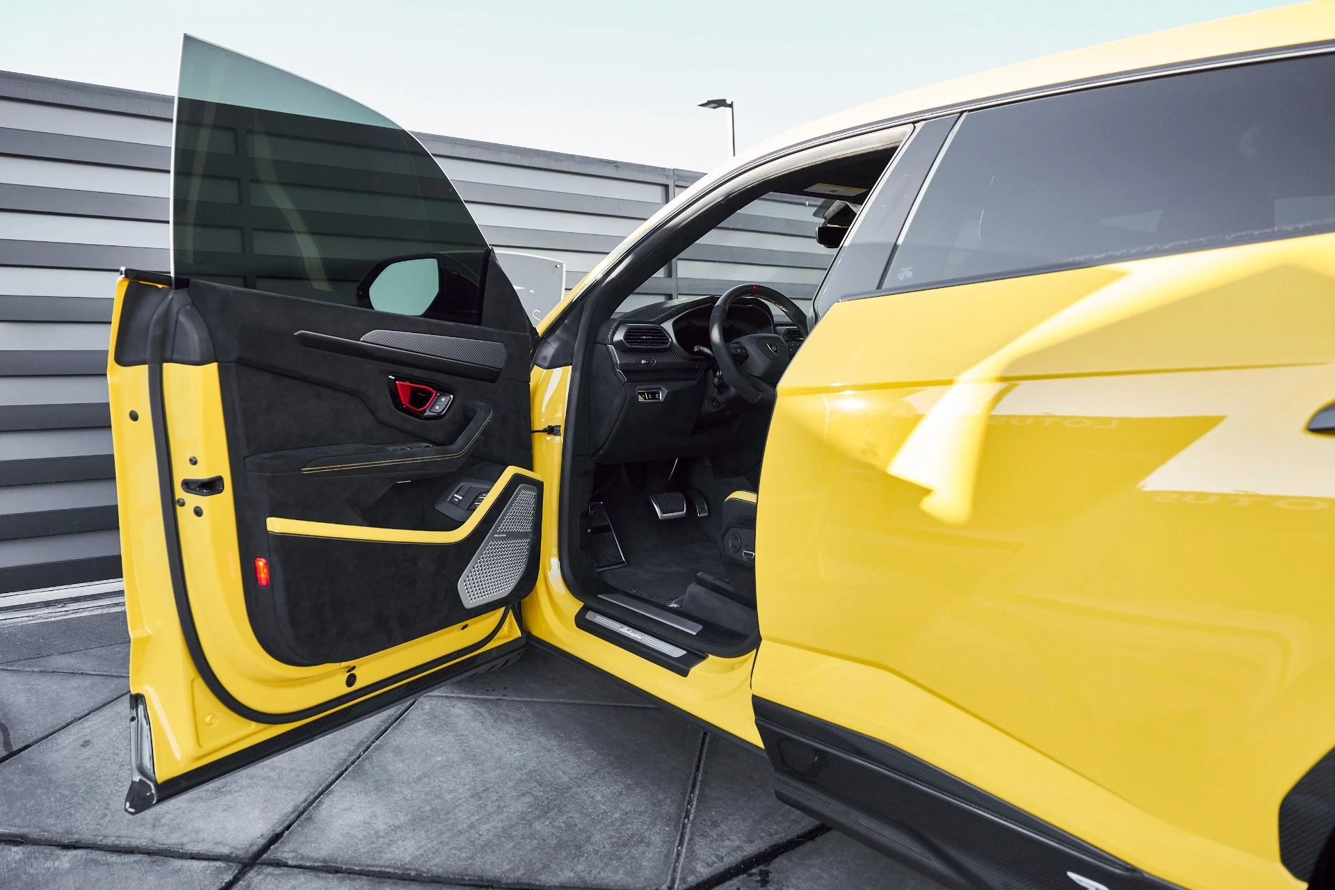 mph037_3259860469_Used_2024_Lamborghini_Urus_Performante_1768011598_8bf34219e0