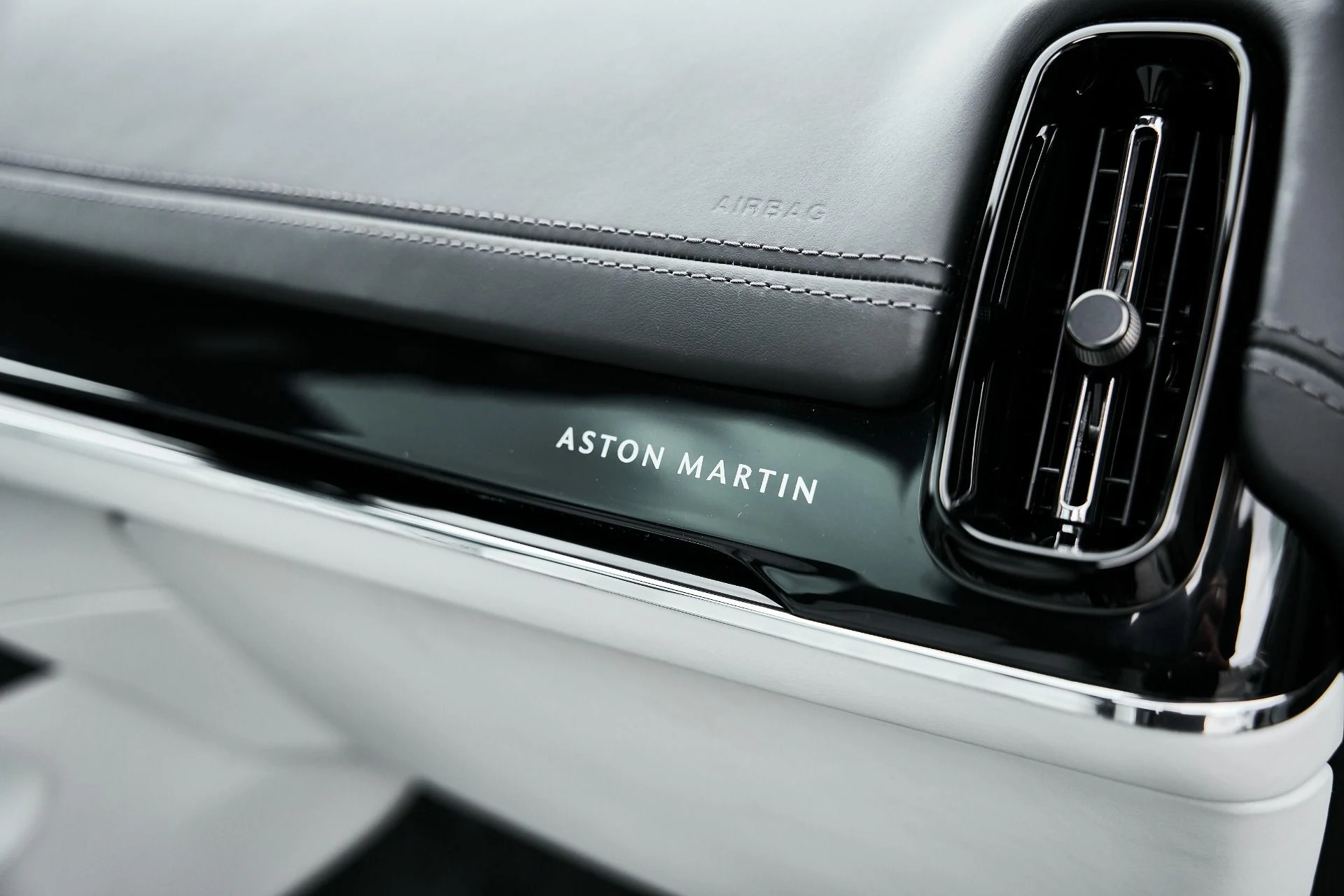 mph037_3276731245_Used_2025_Aston_Martin_DBX_707_1775007994_e230373001