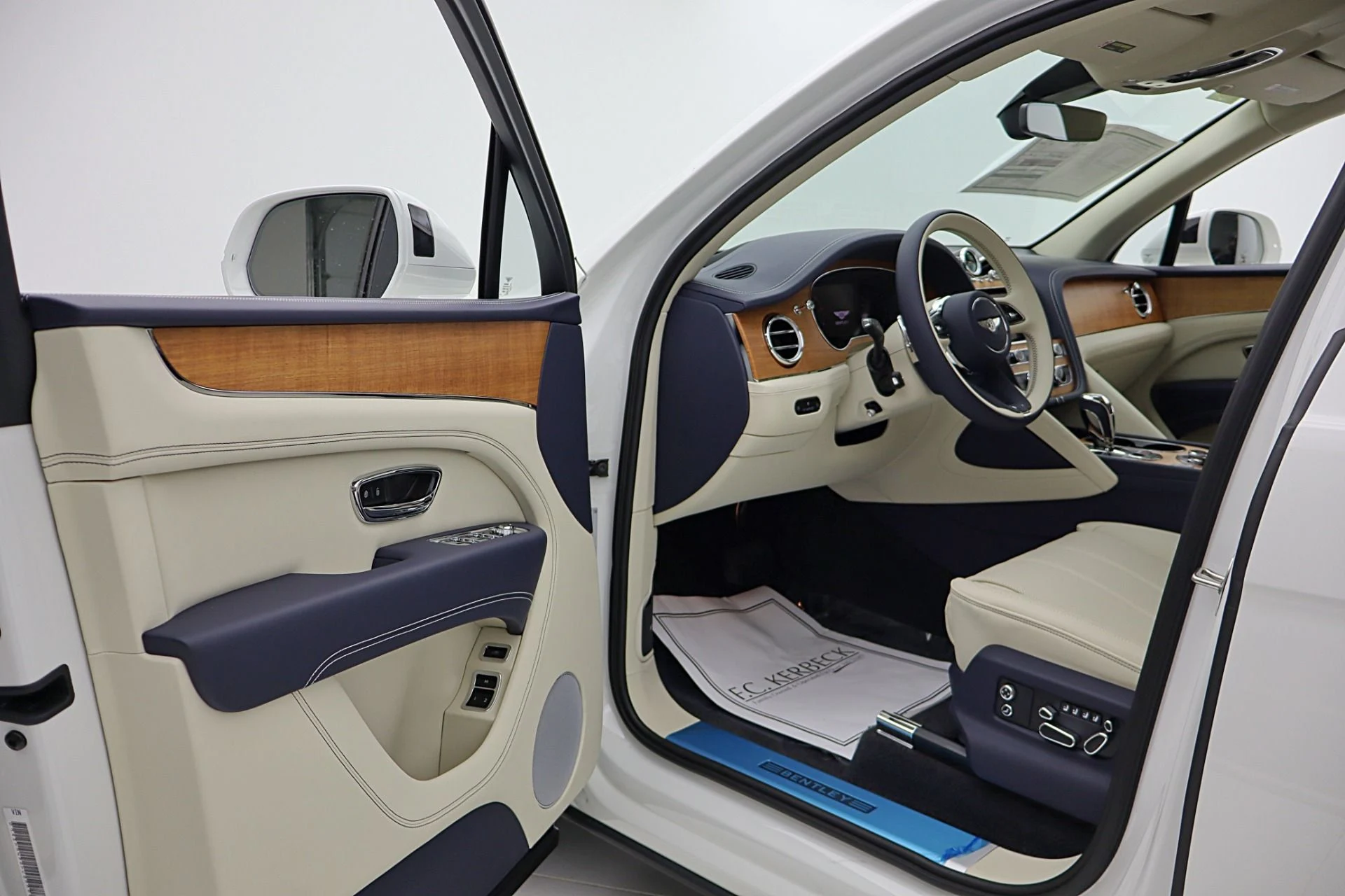 mph037_32944151_New_2026_Bentley_Bentayga_EWB_V8_55ab46f4a6