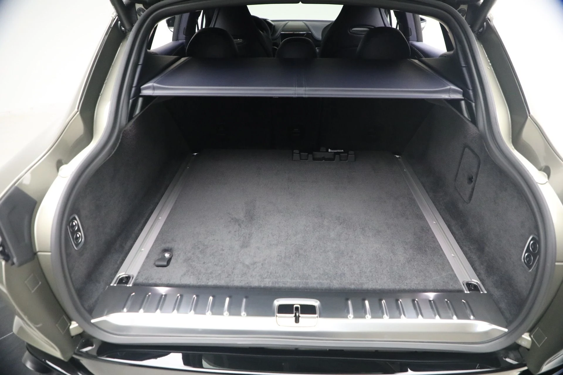 mph037_3299528796_New_2026_Aston_Martin_DBX_707_1767992897_ce8bd13054