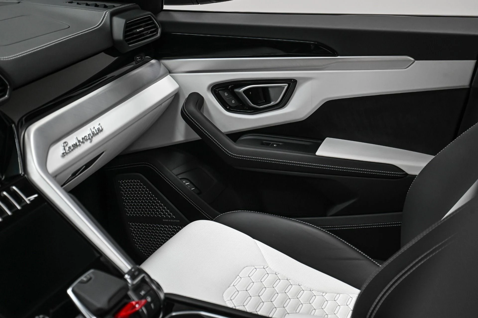 mph037_3300087943_Used_2020_Lamborghini_Urus_1770313419_833217df46