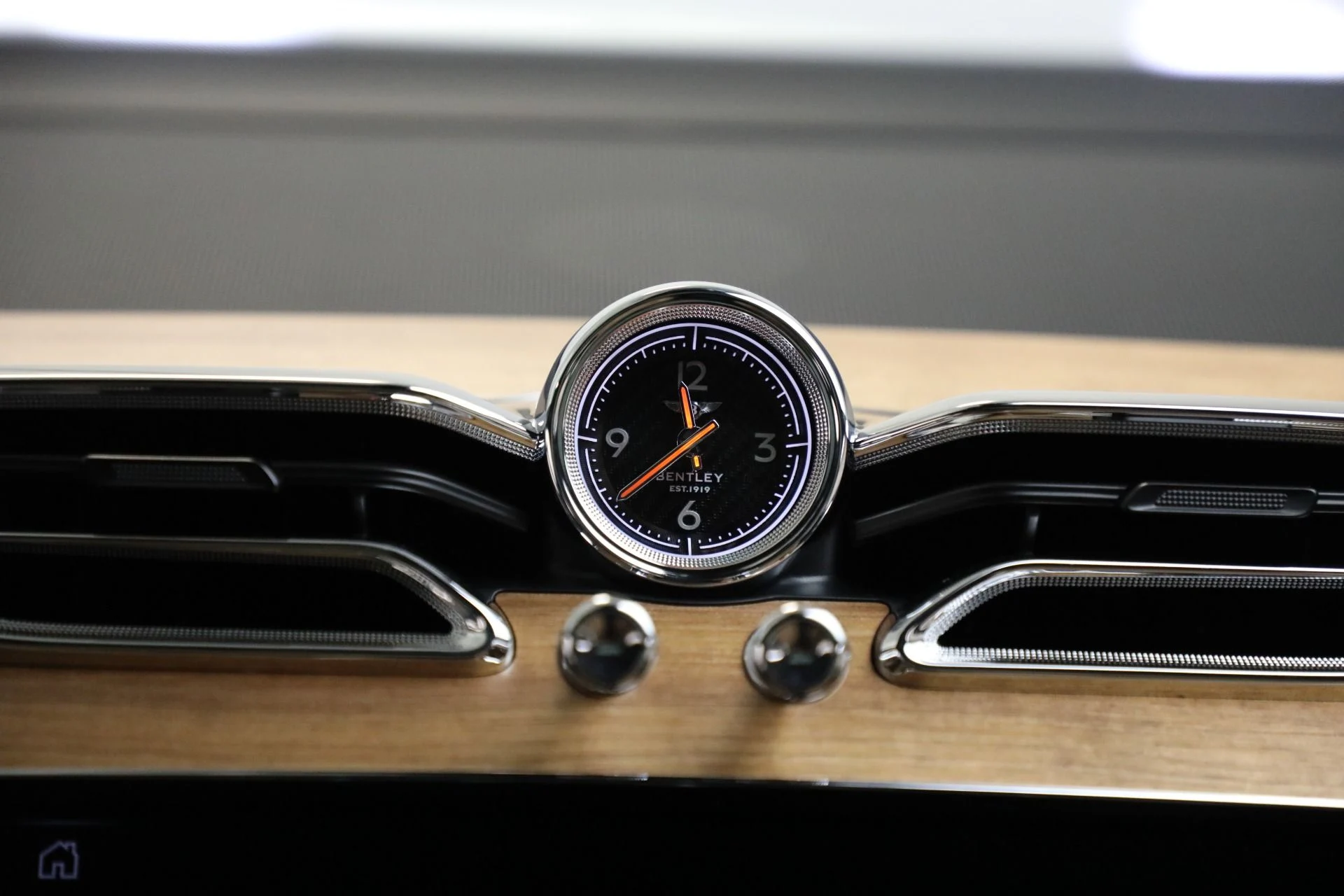 mph037_33040555_New_2025_Bentley_Bentayga_EWB_Azure_V8_1c9a7e55c2